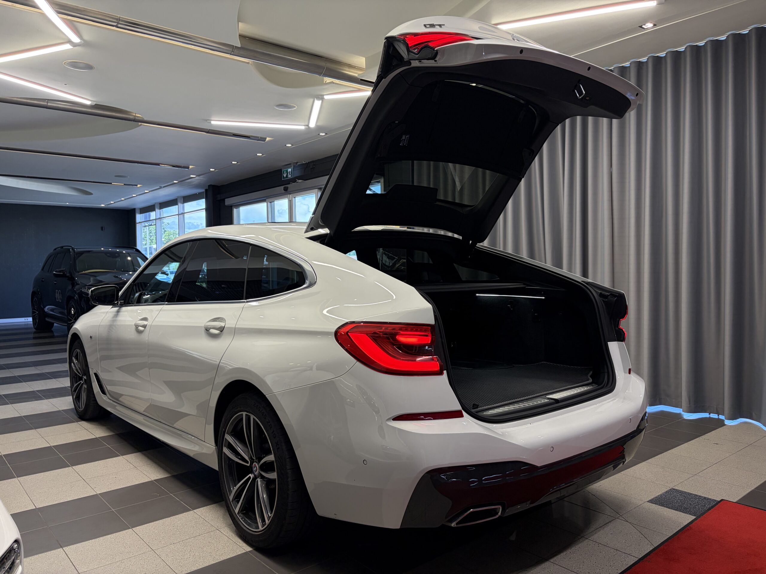 Car image 8