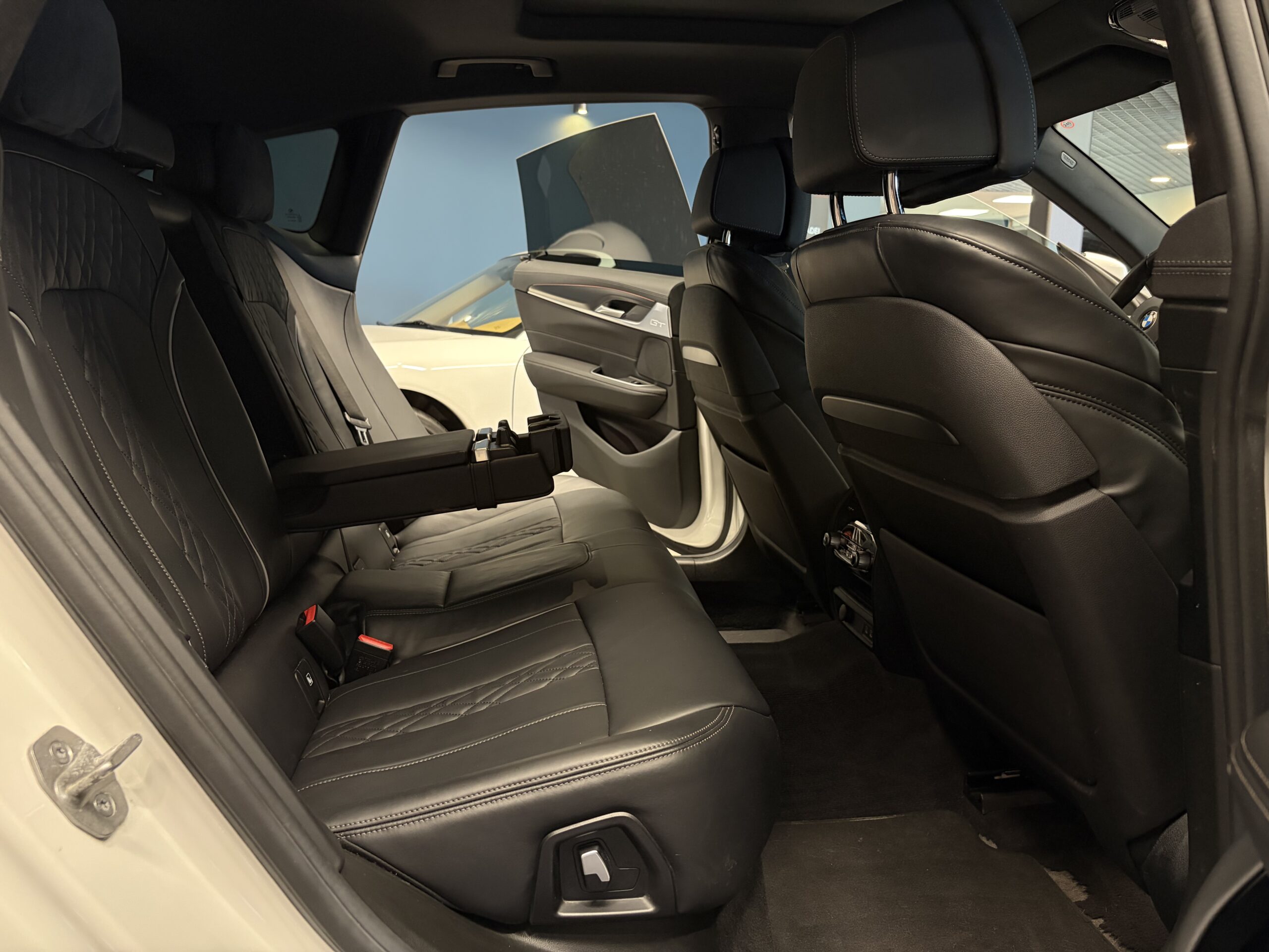 Car image 30