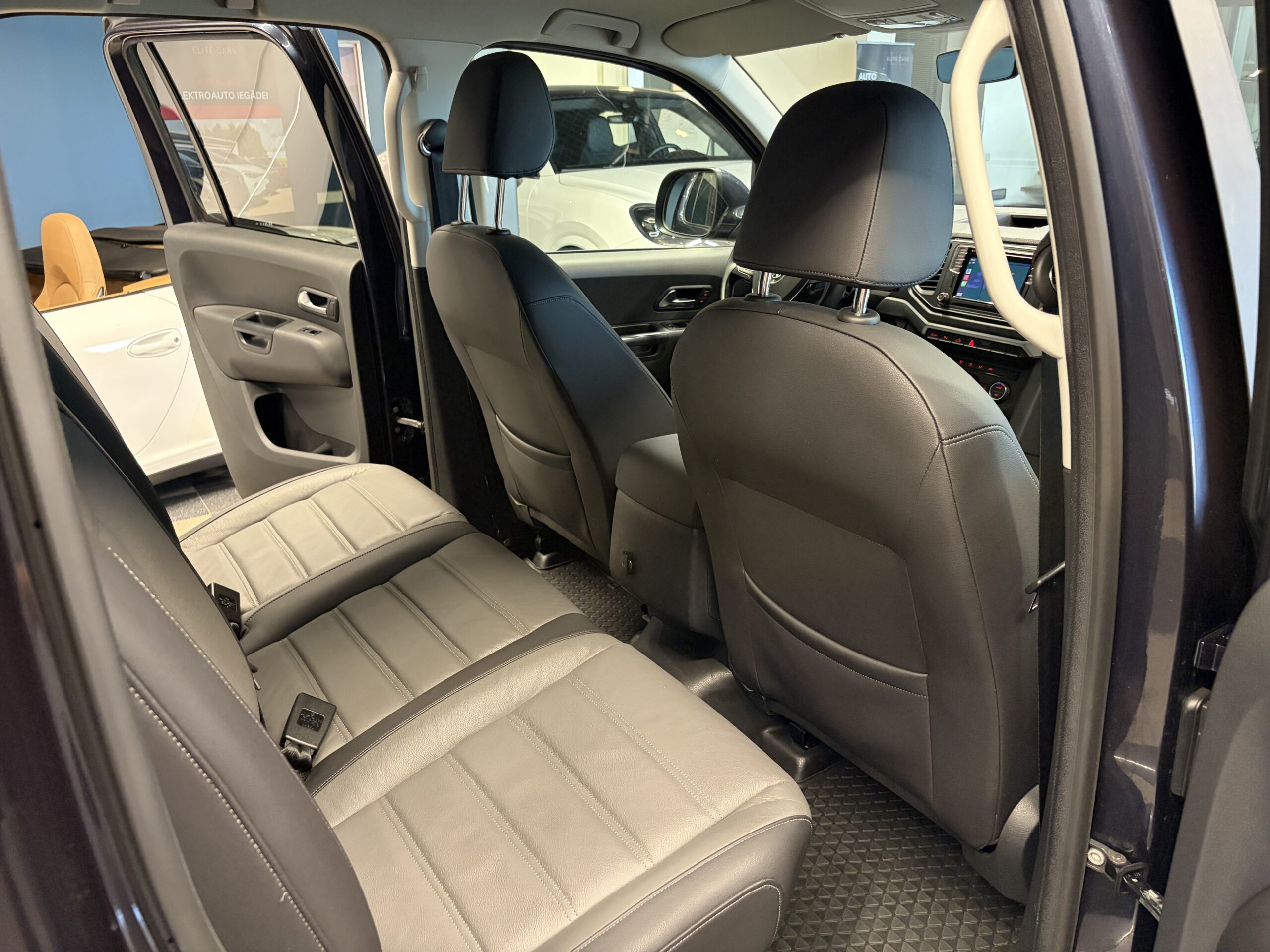 Car image 24