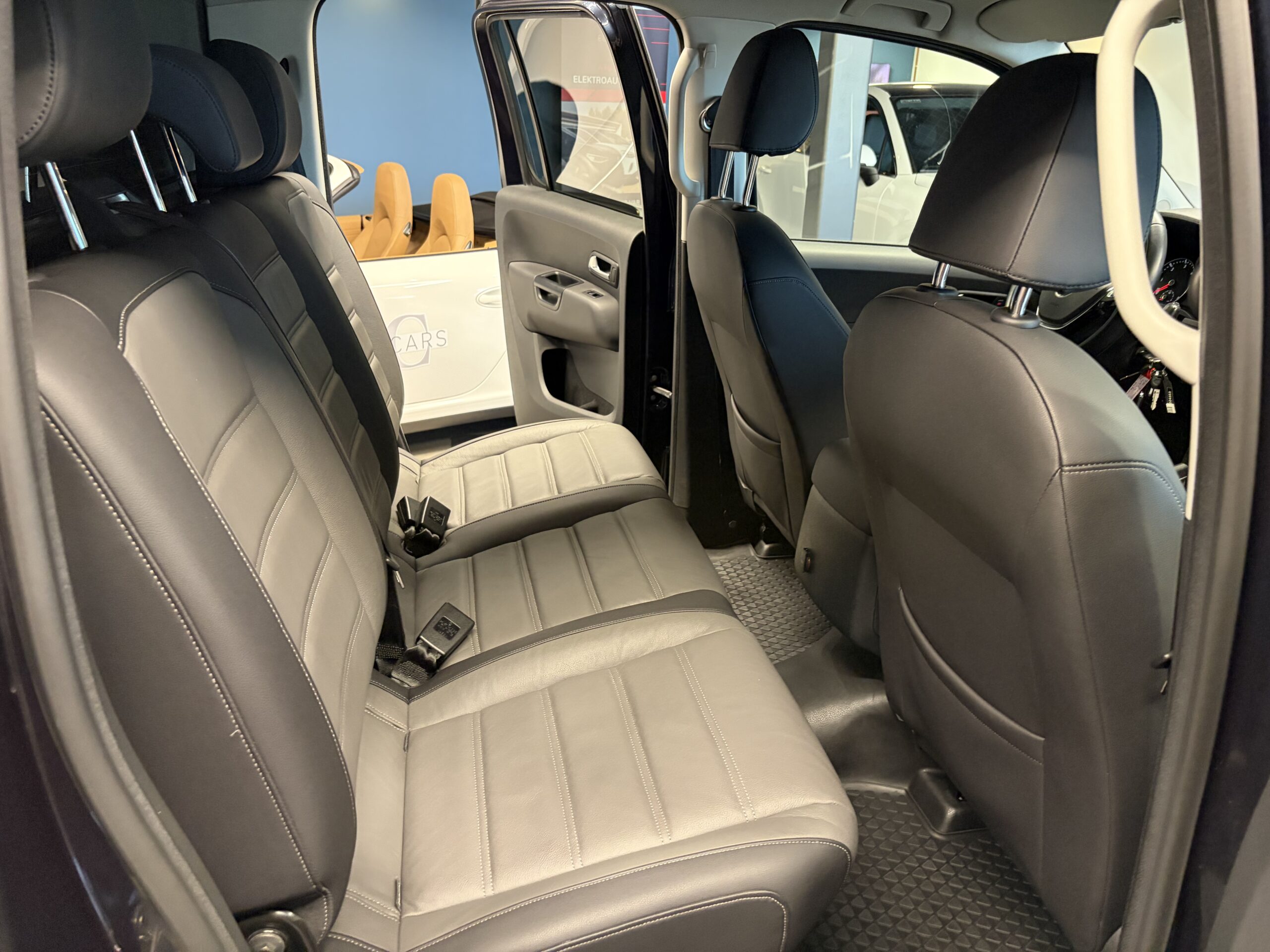 Car image 23