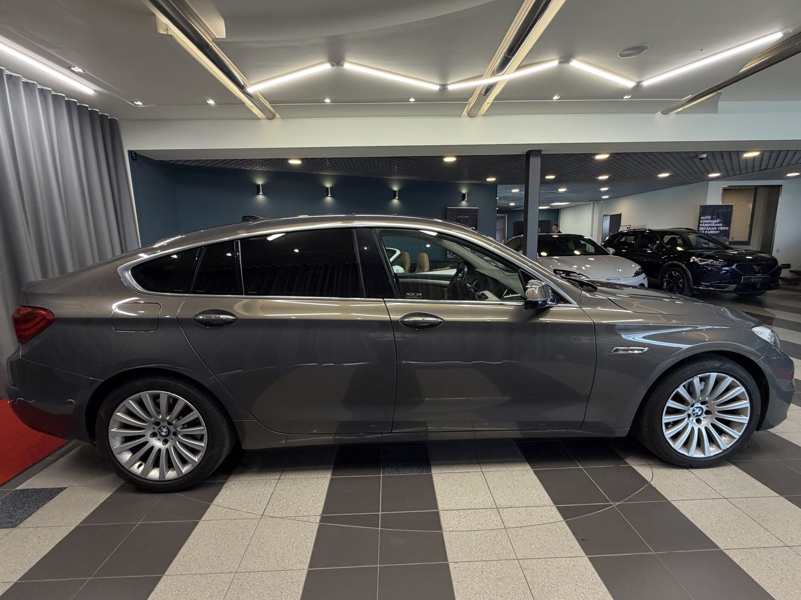 Car image 4