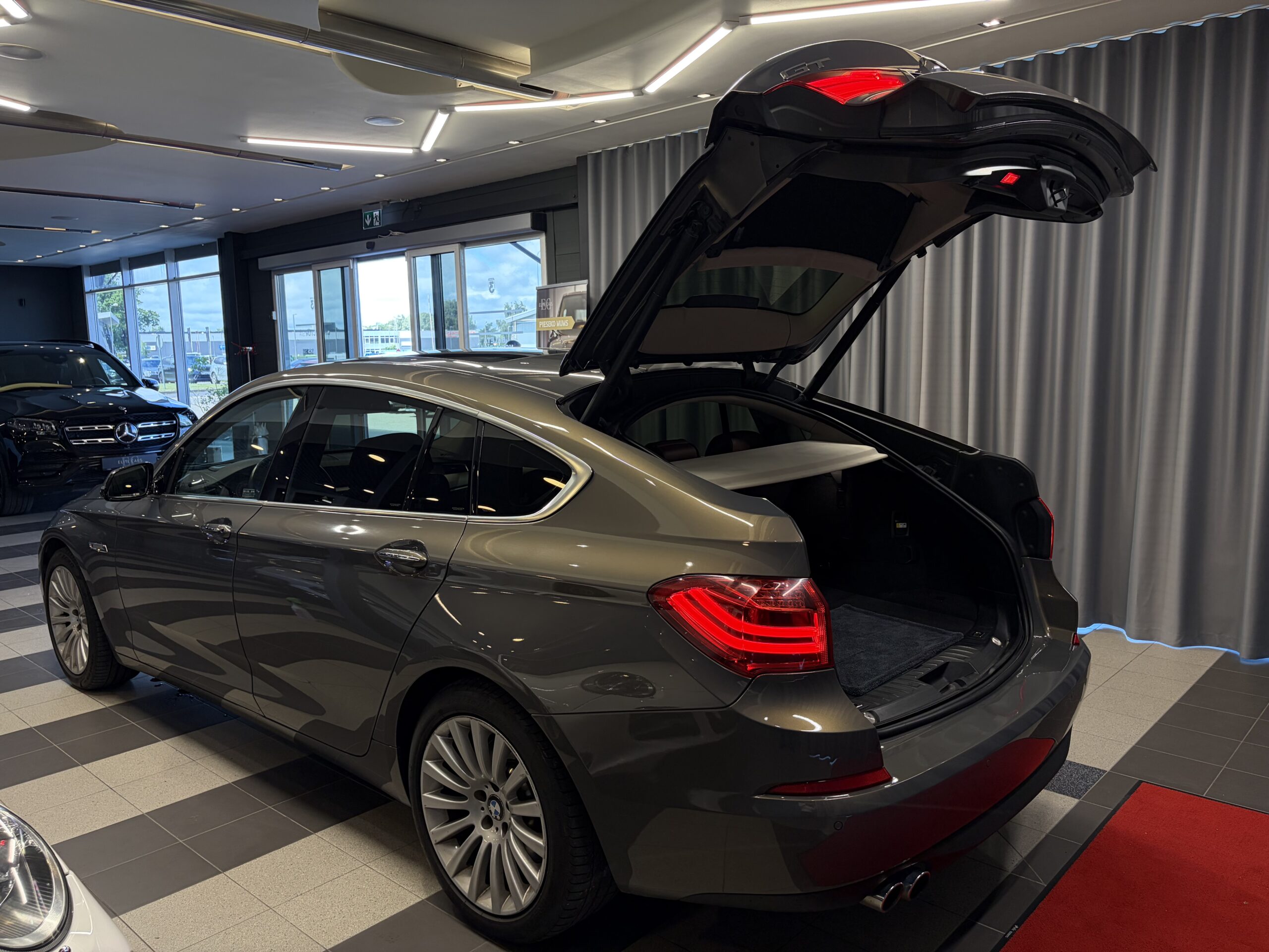 Car image 31