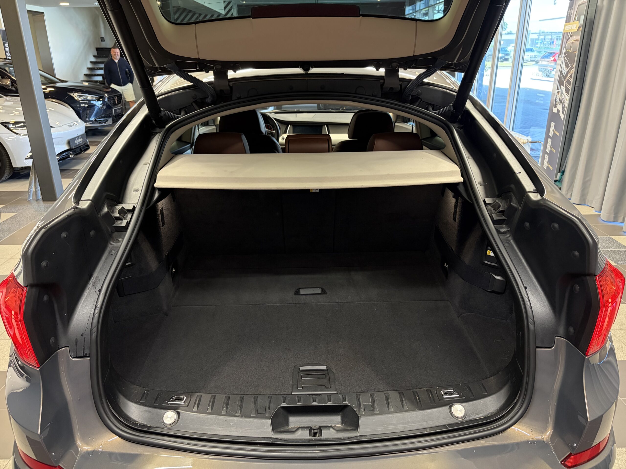 Car image 30