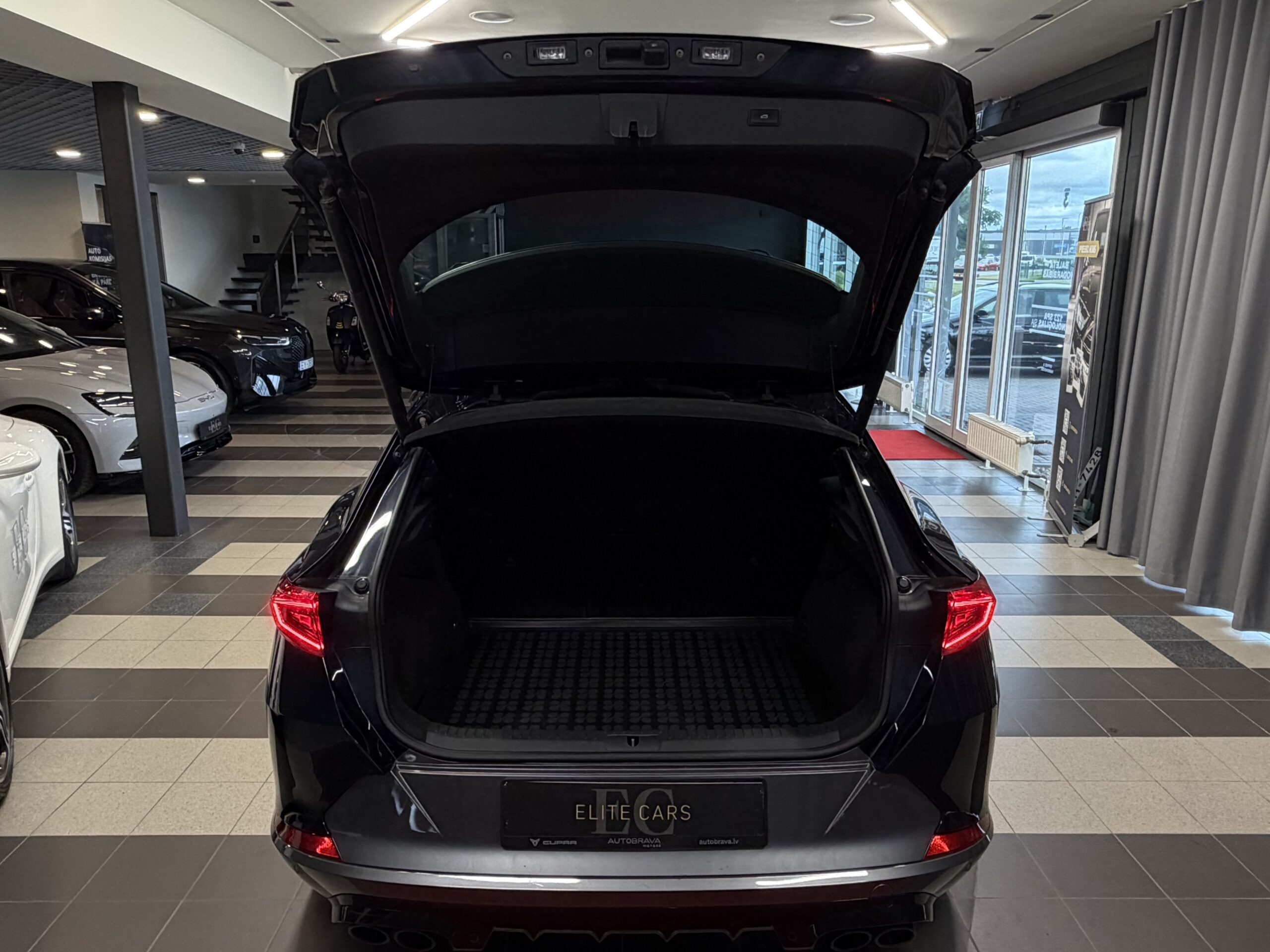 Car image 30