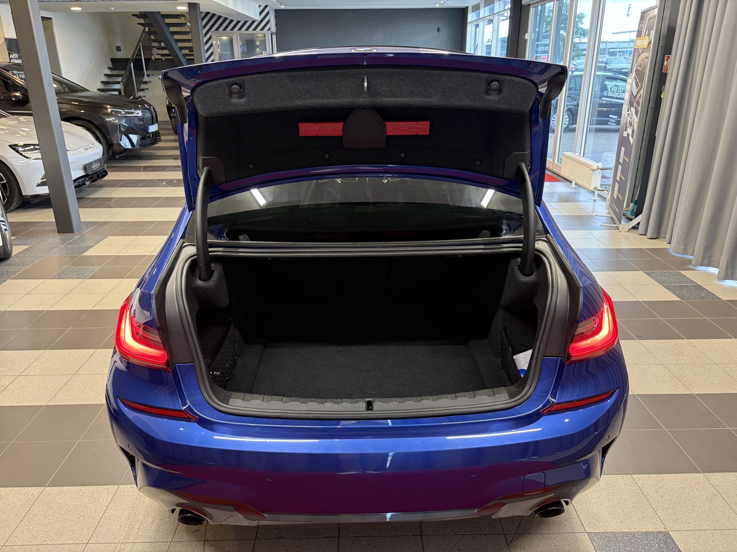 Car image 9