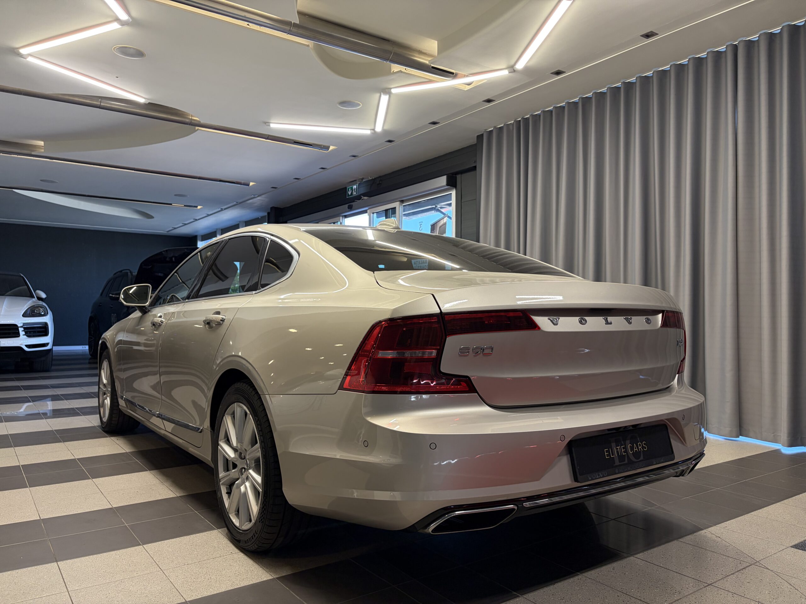 Car image 7