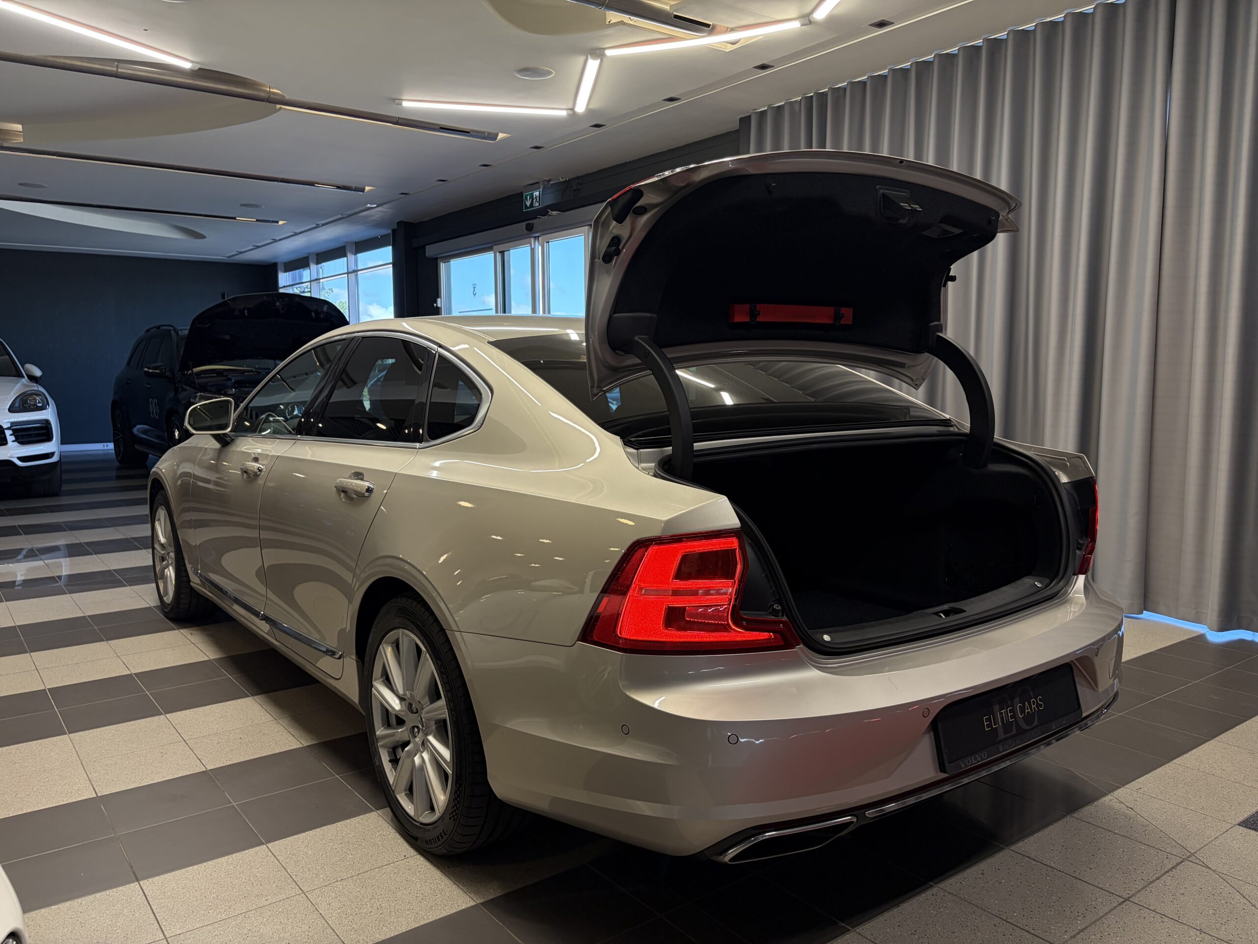 Car image 8