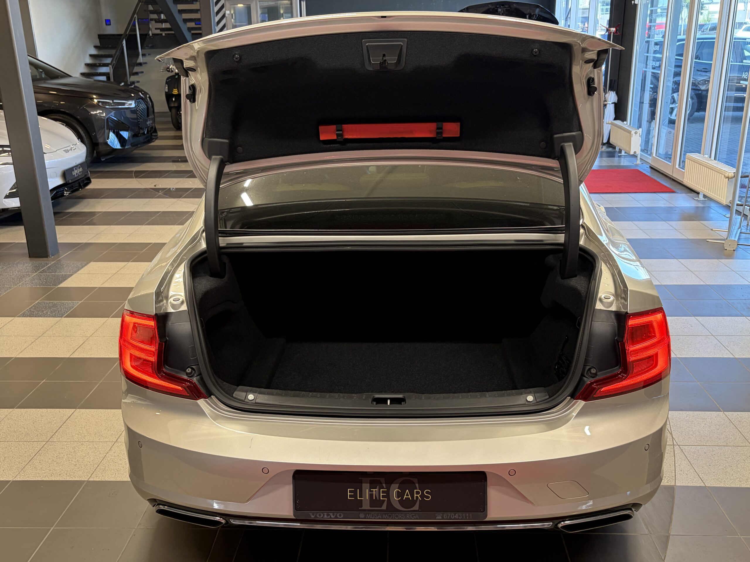 Car image 9