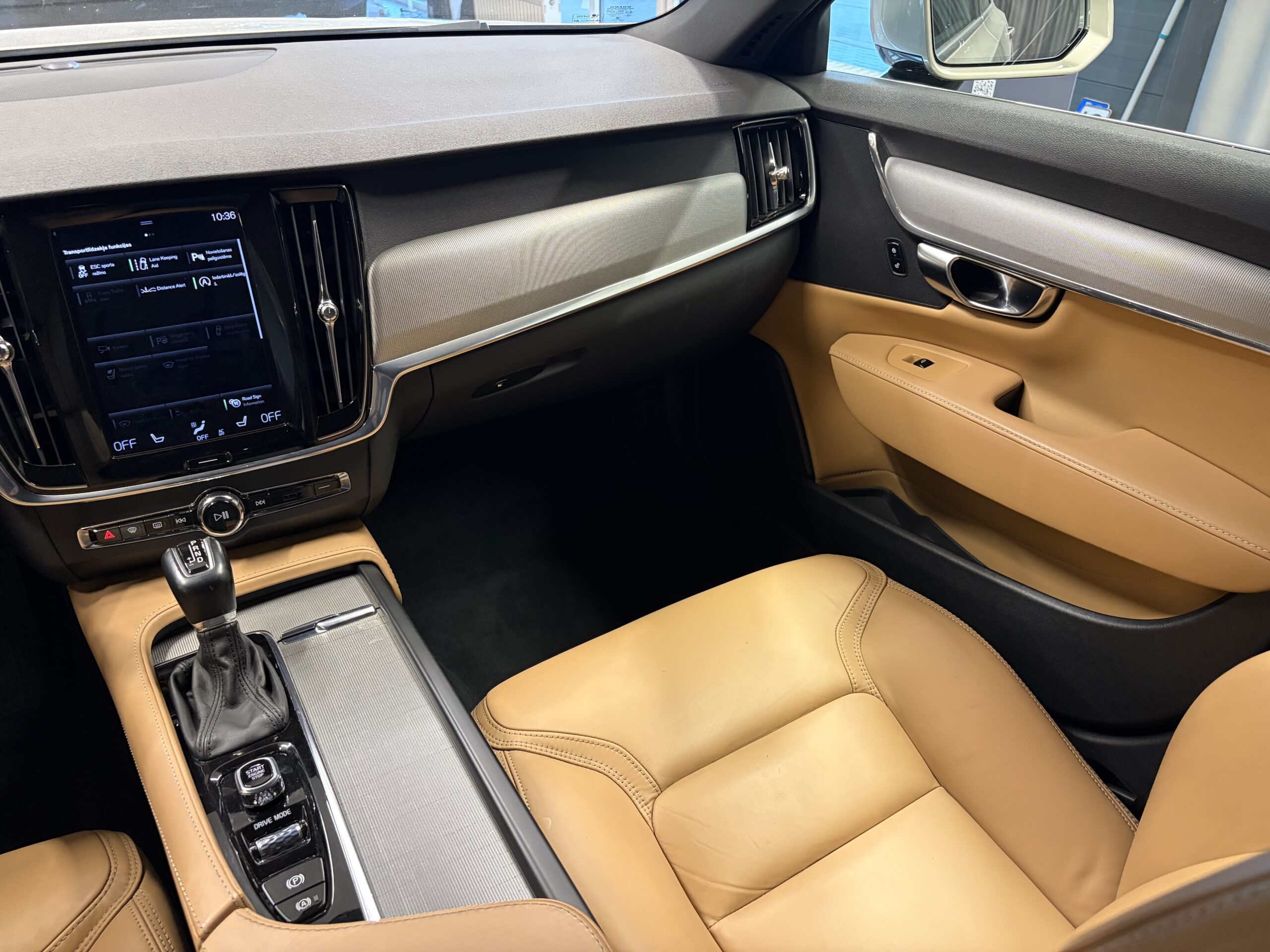 Car image 19