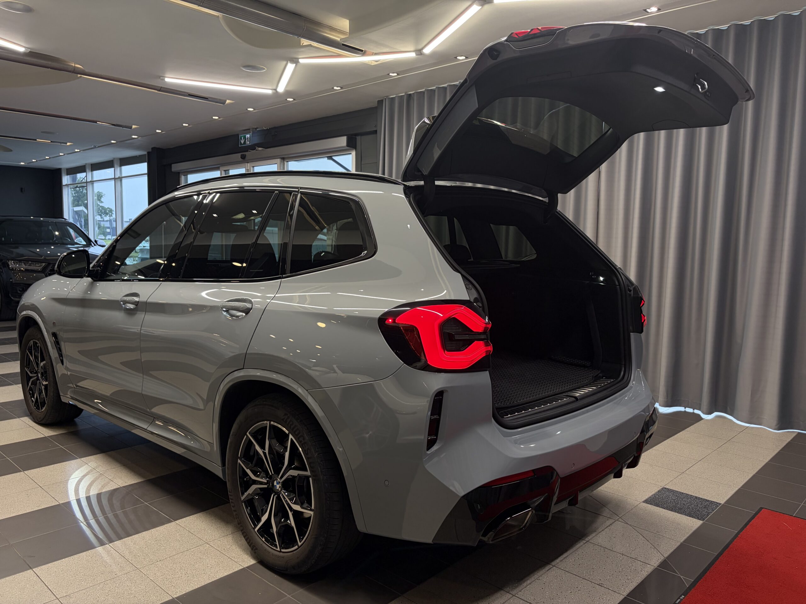 Car image 27