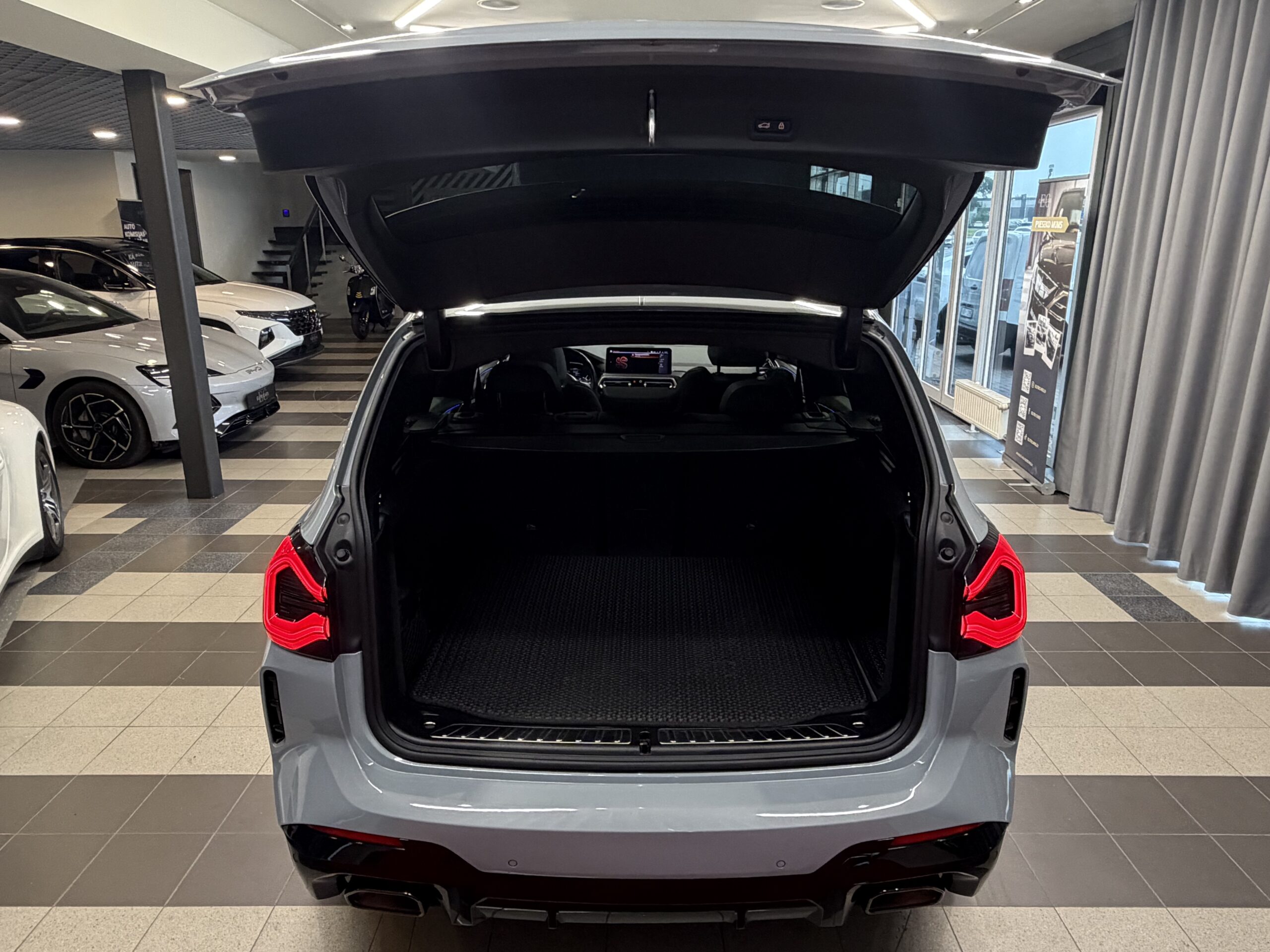 Car image 28