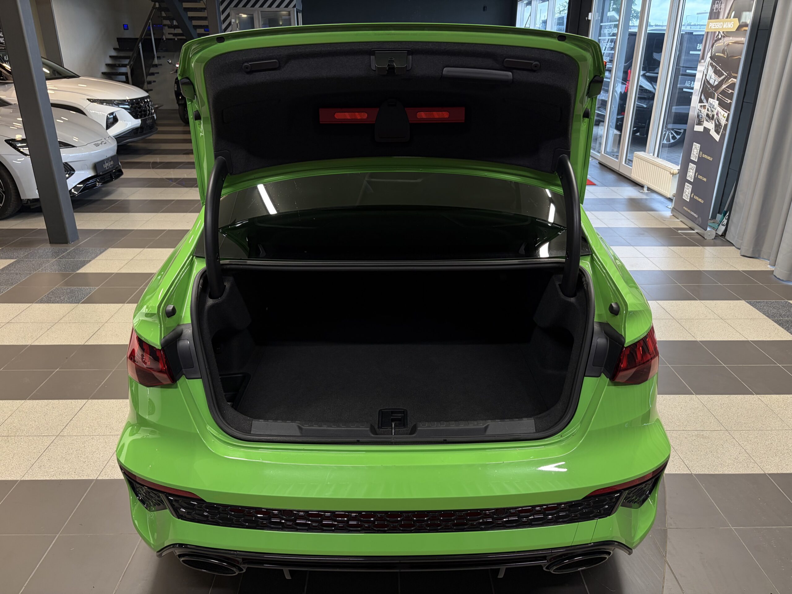 Car image 32
