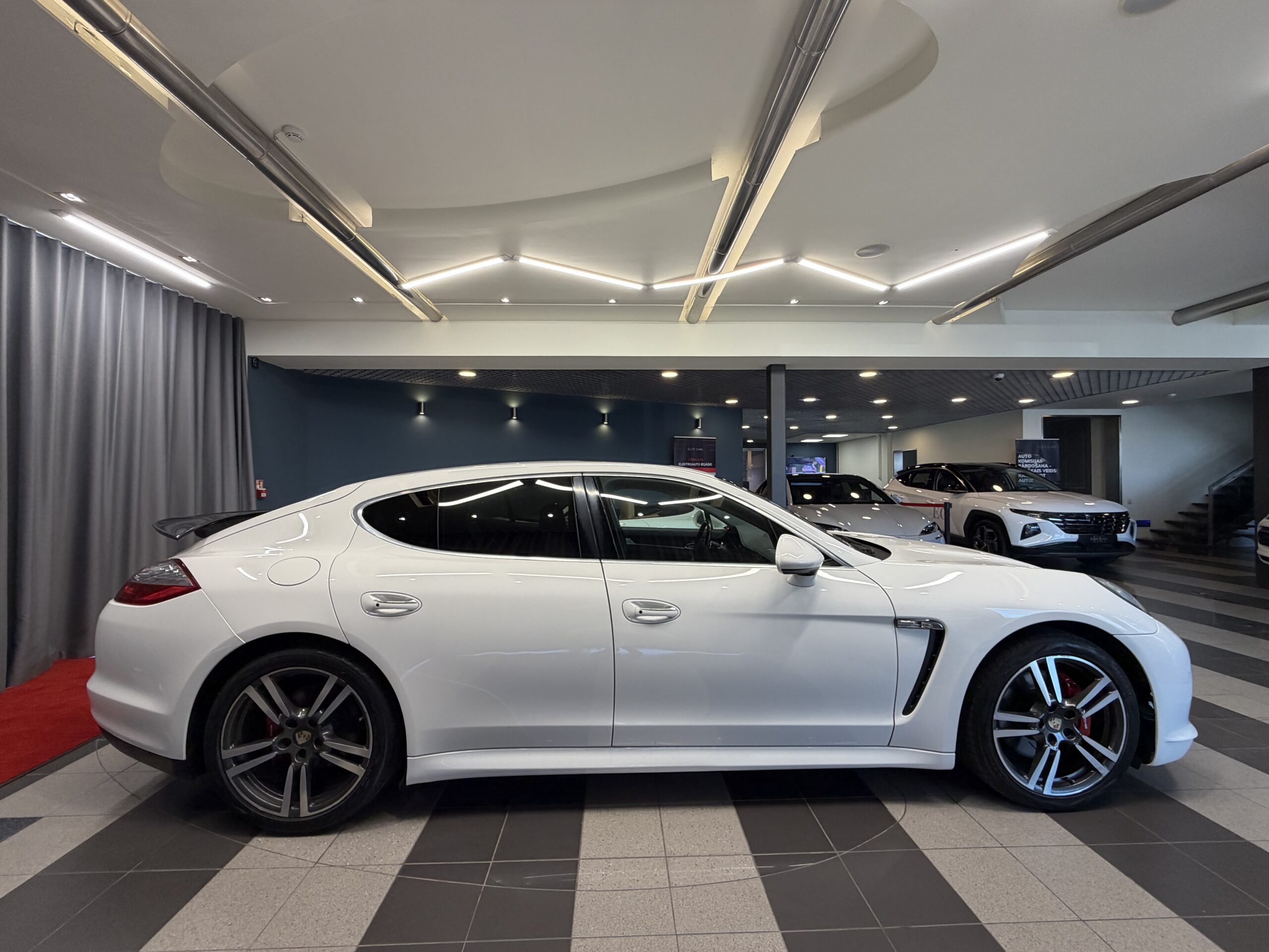 Car image 4