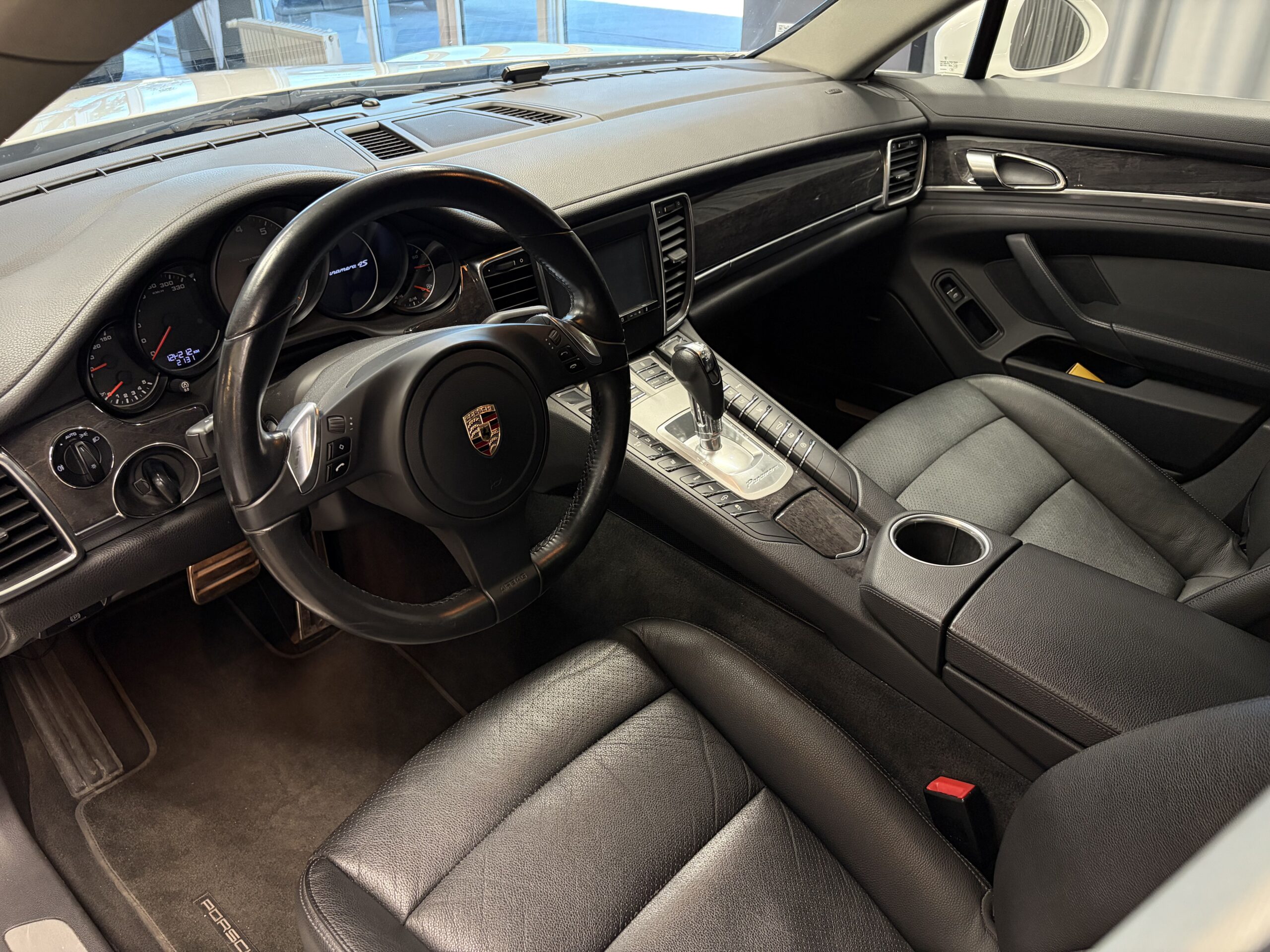Car image 12