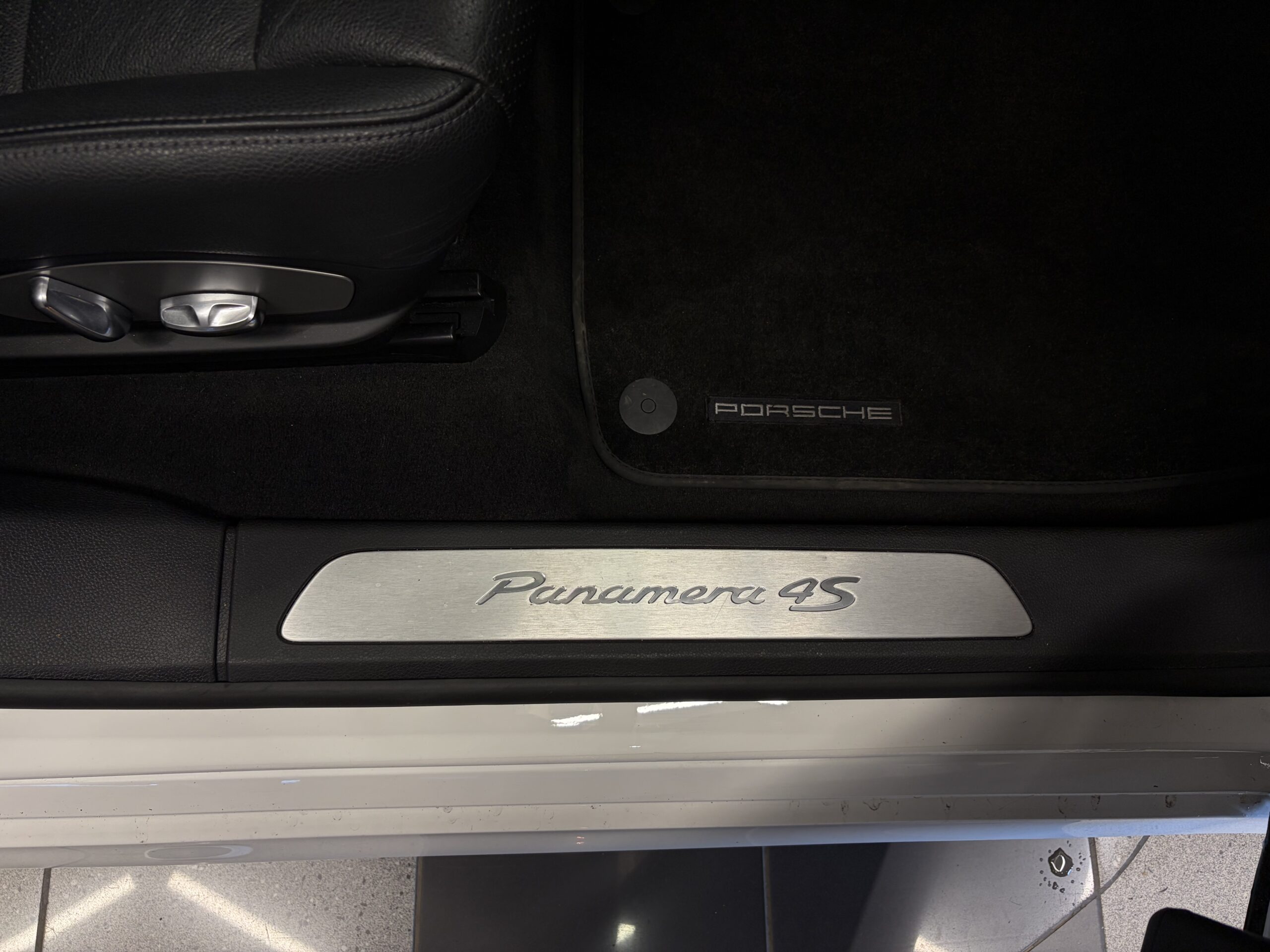 Car image 25