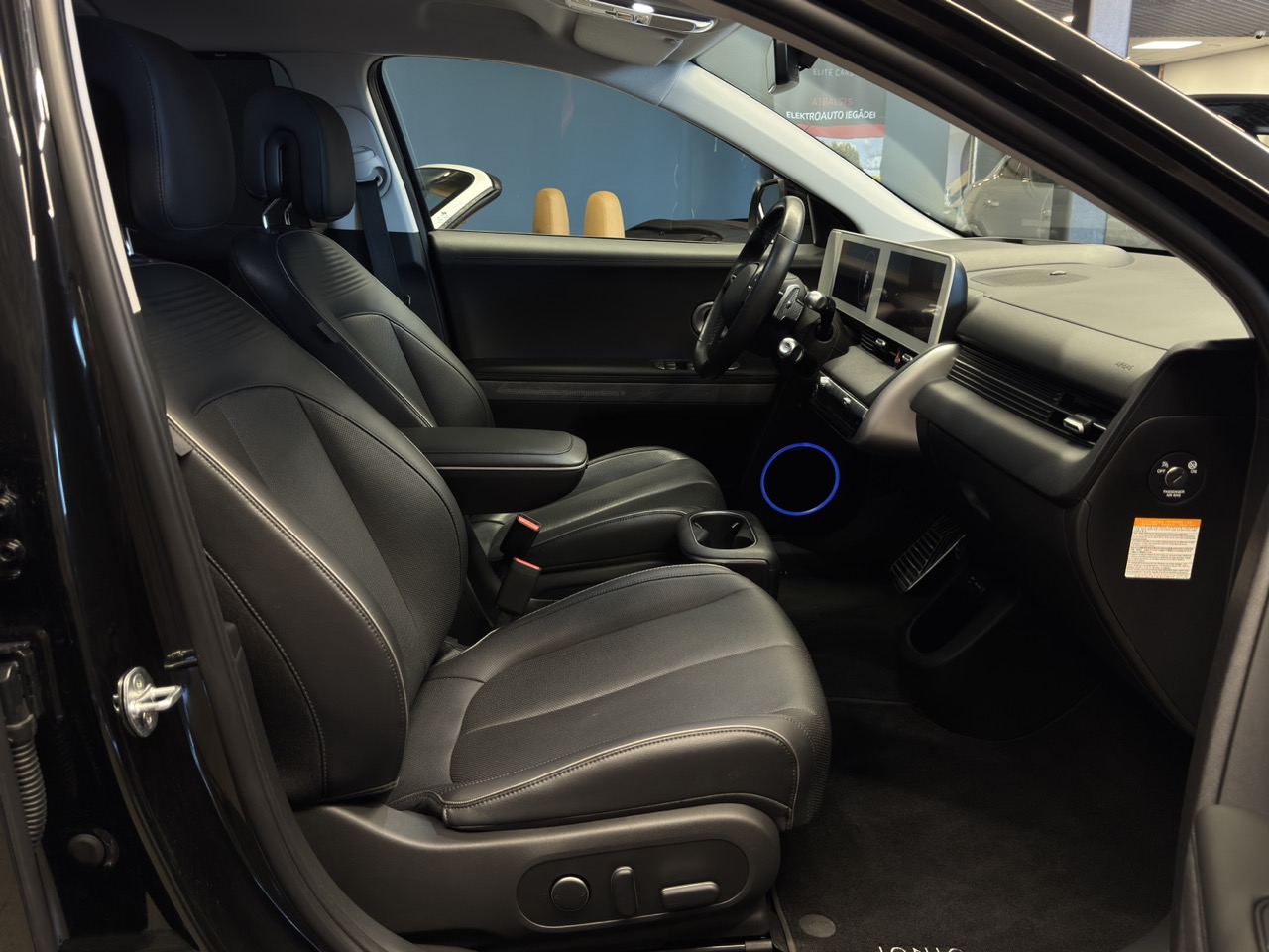 Car image 11