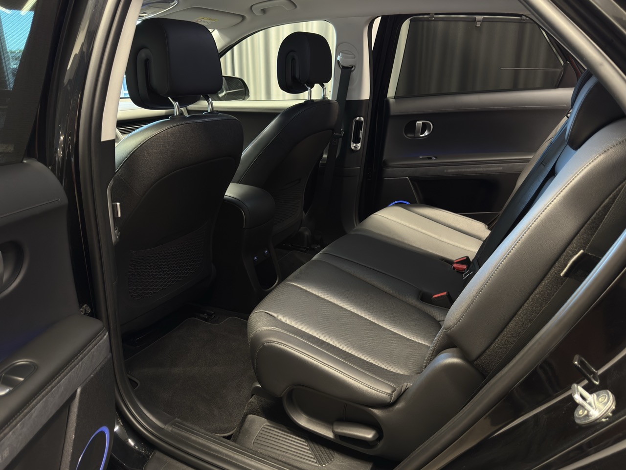 Car image 26