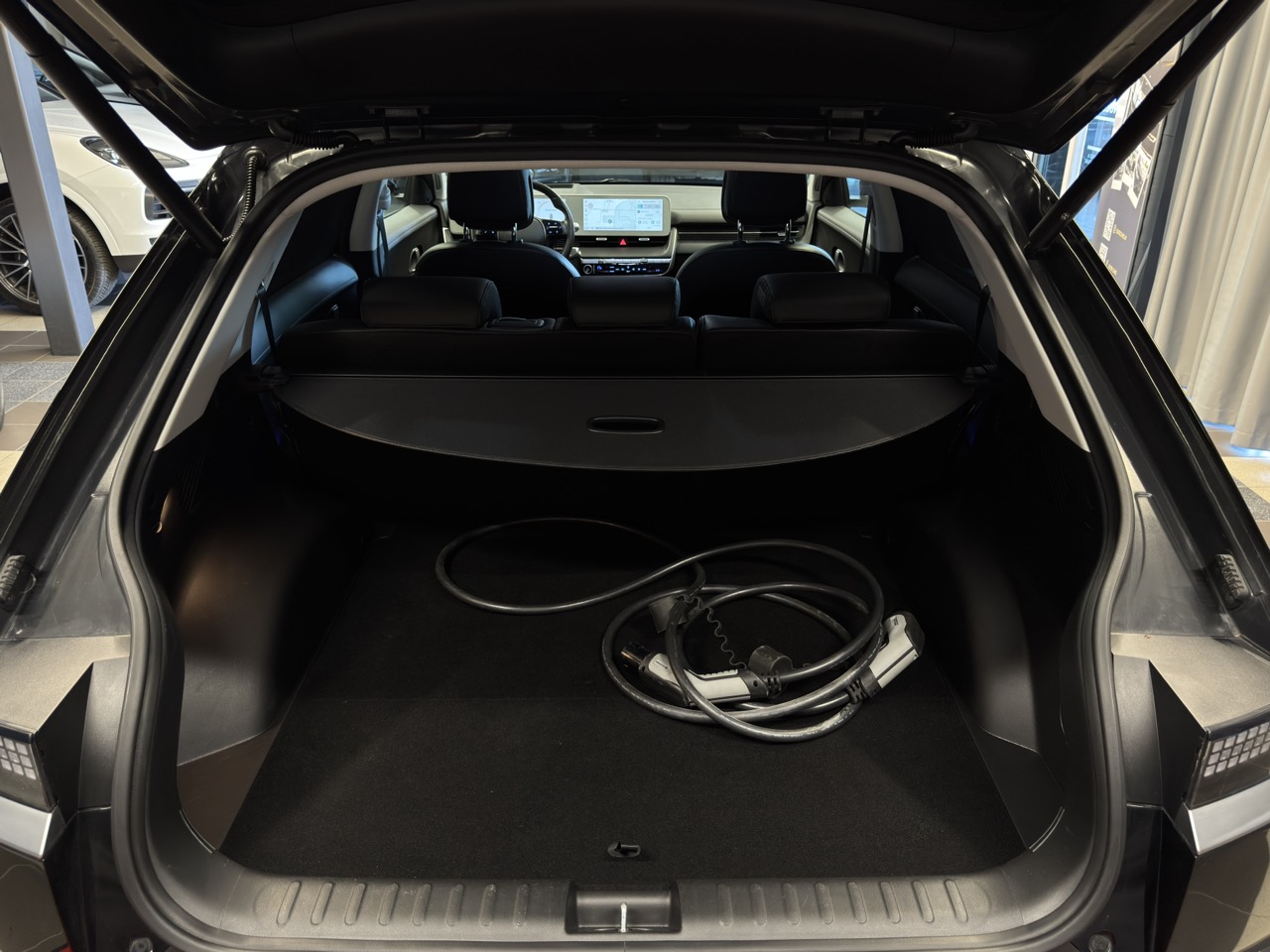 Car image 32