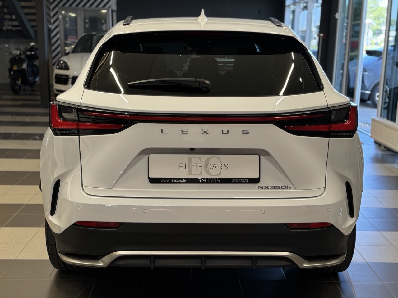 Car image 4