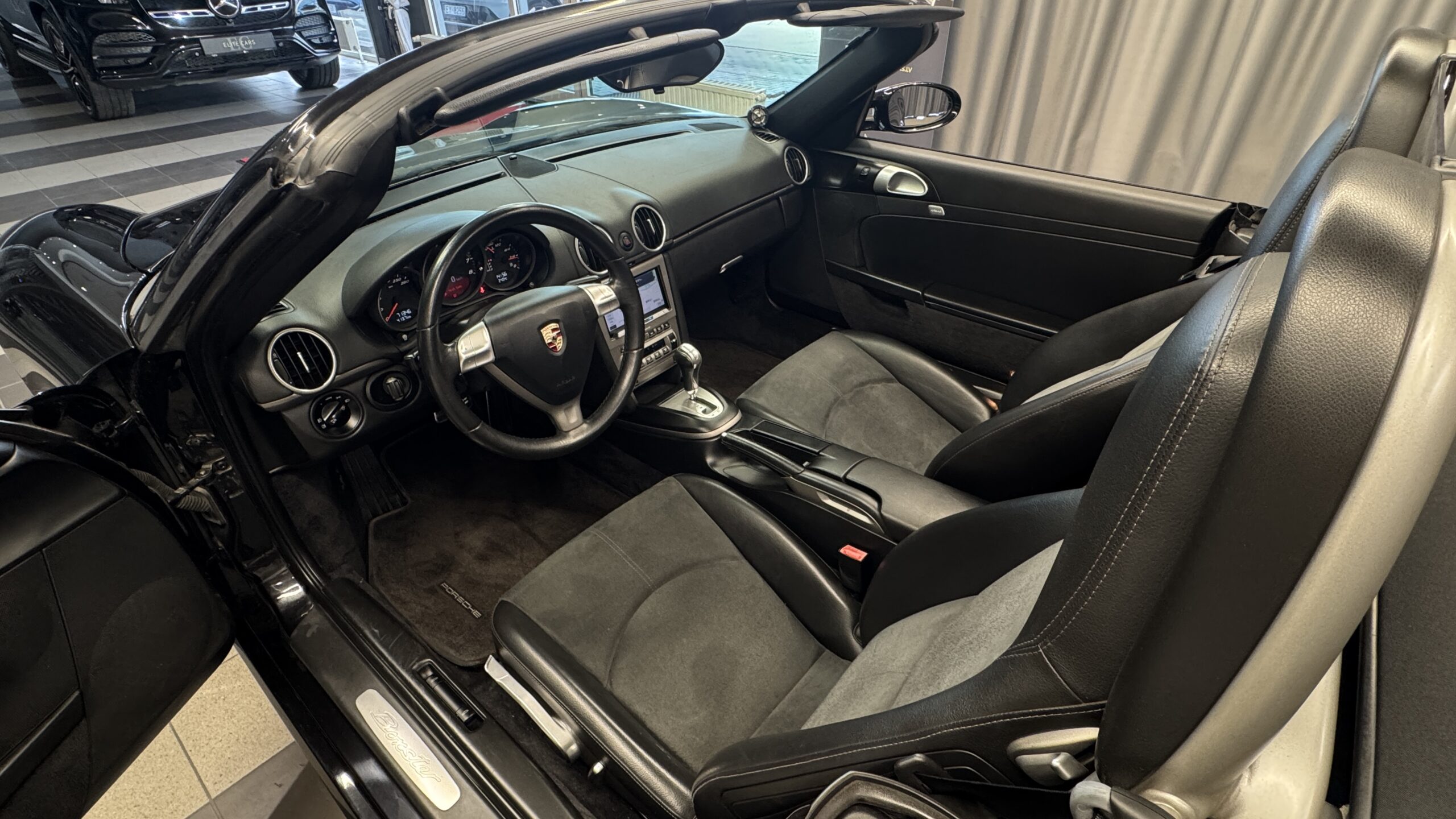 Car image 10