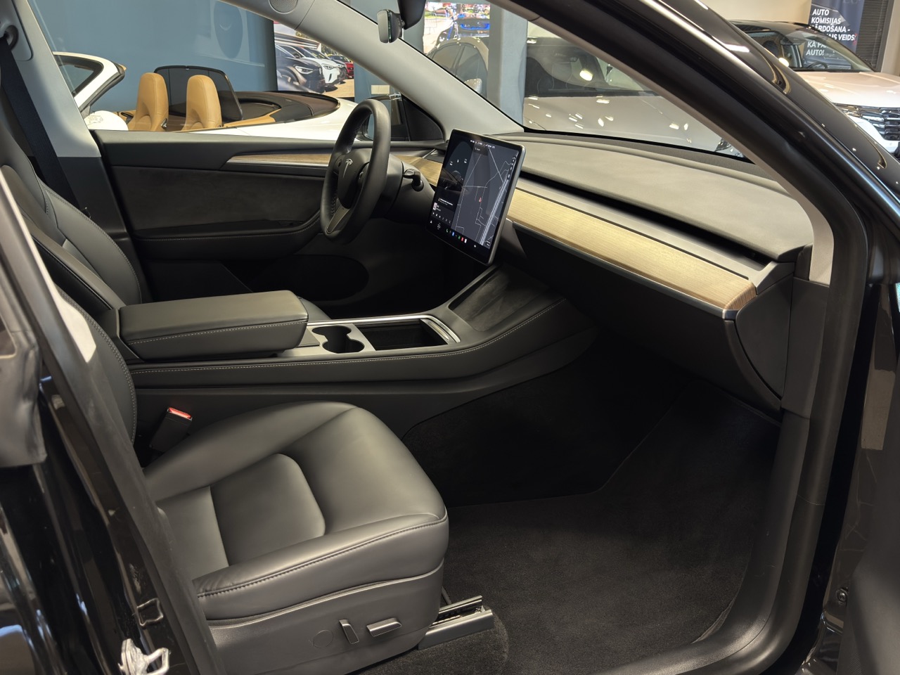 Car image 19