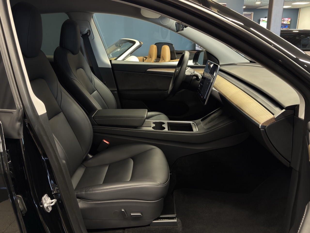Car image 20