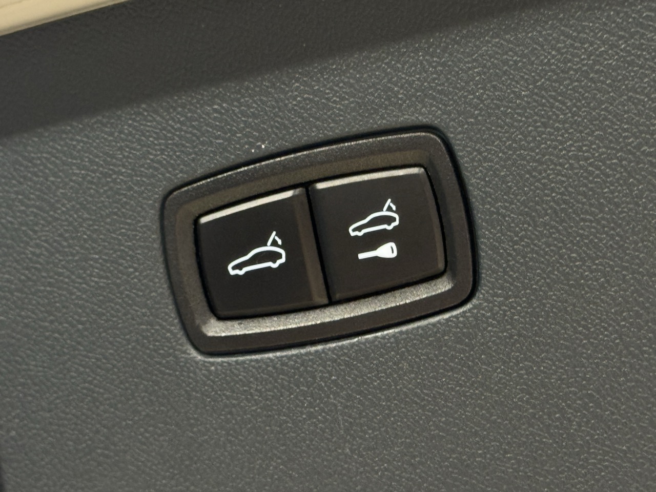 Car image 32
