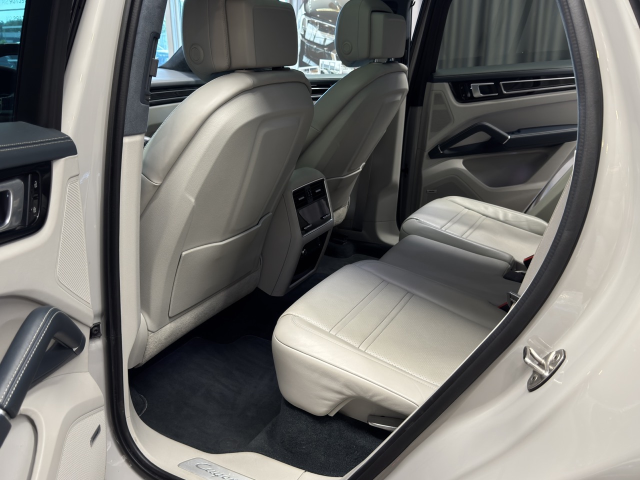 Car image 27