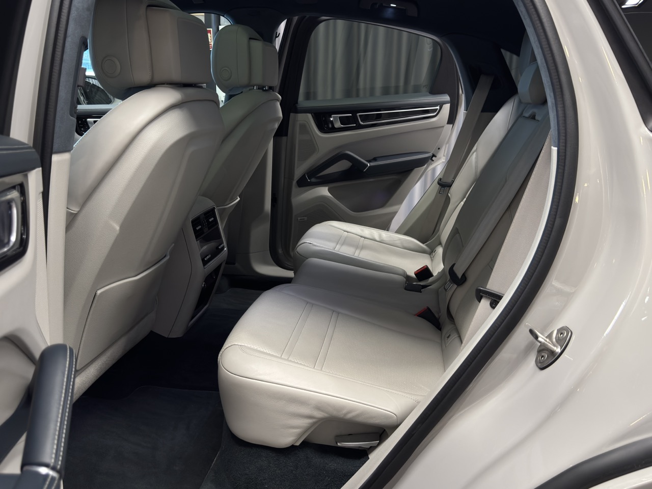 Car image 26