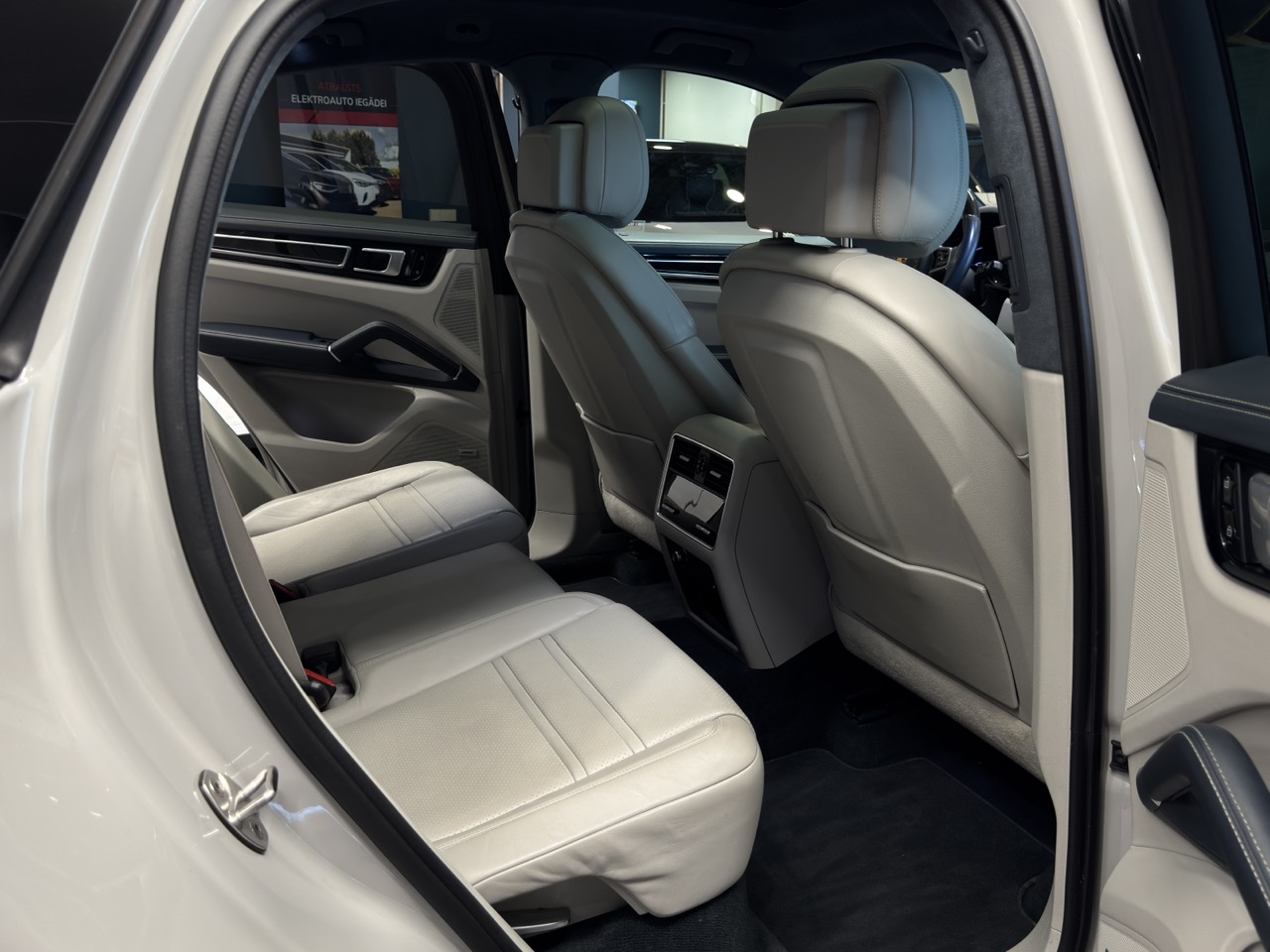 Car image 29