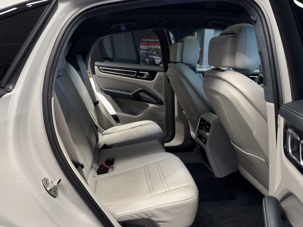 Car image 28