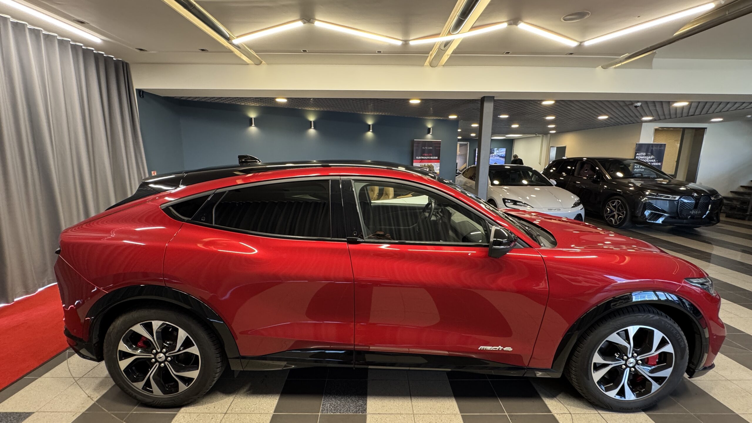 Car image 3