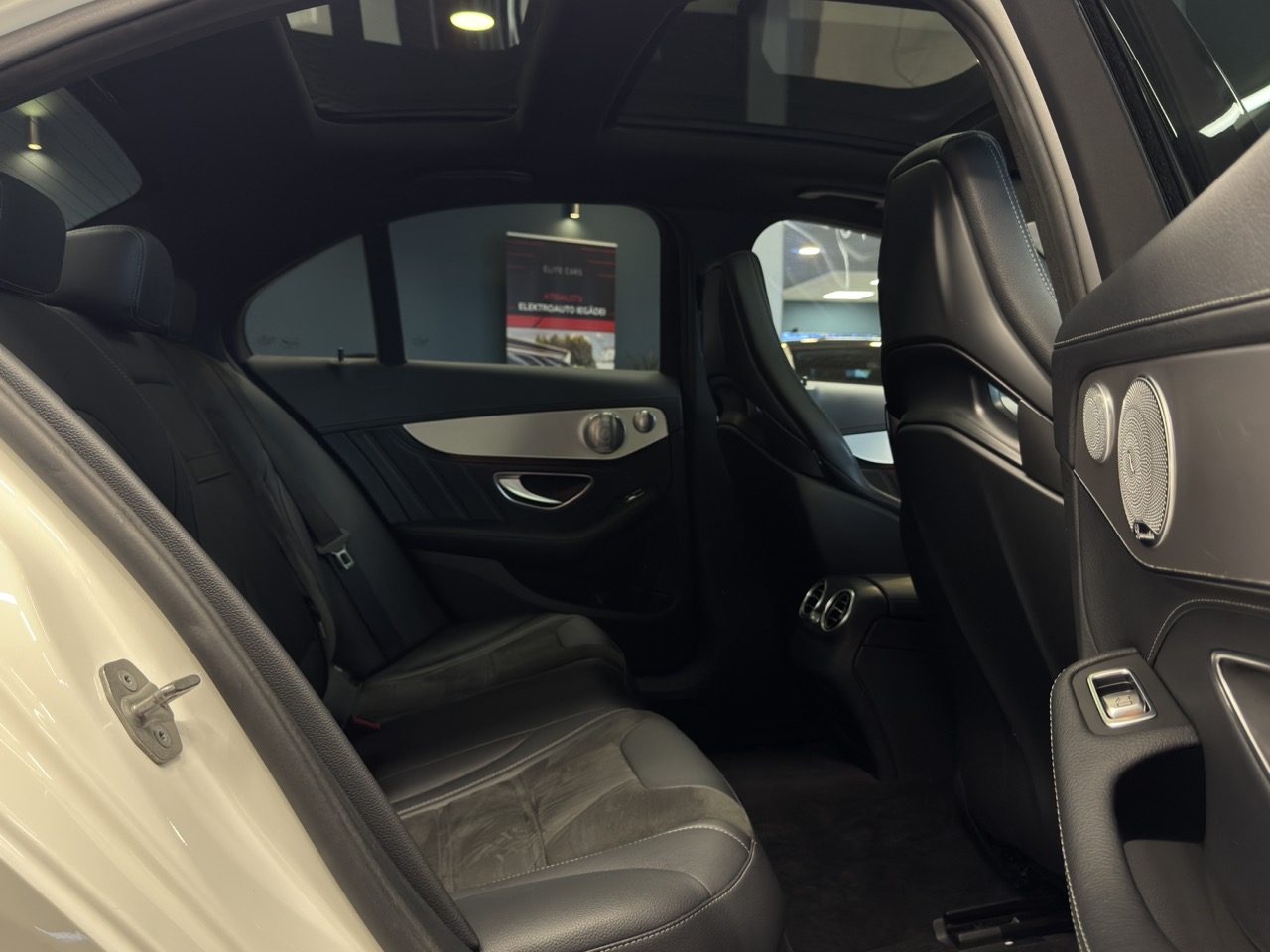 Car image 30