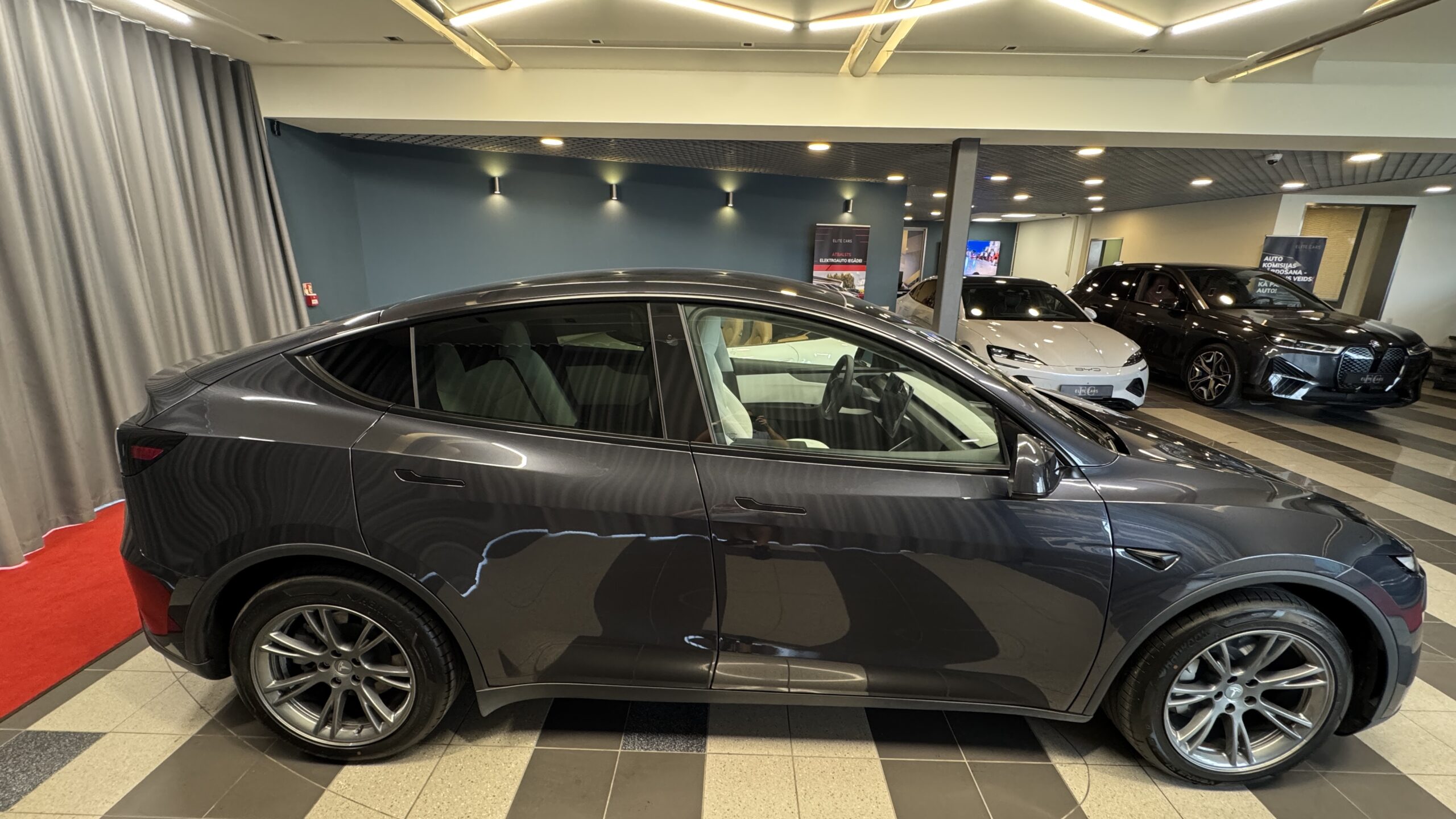 Car image 3