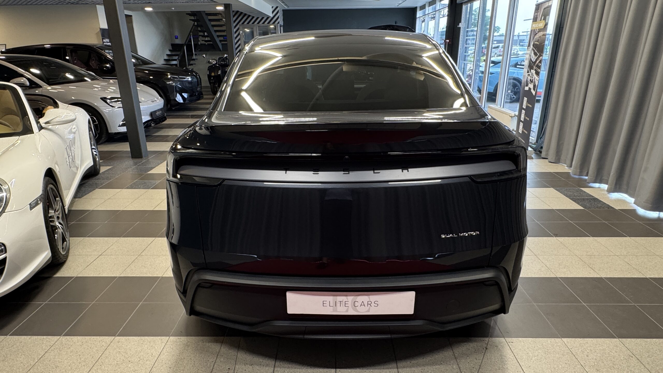 Car image 5
