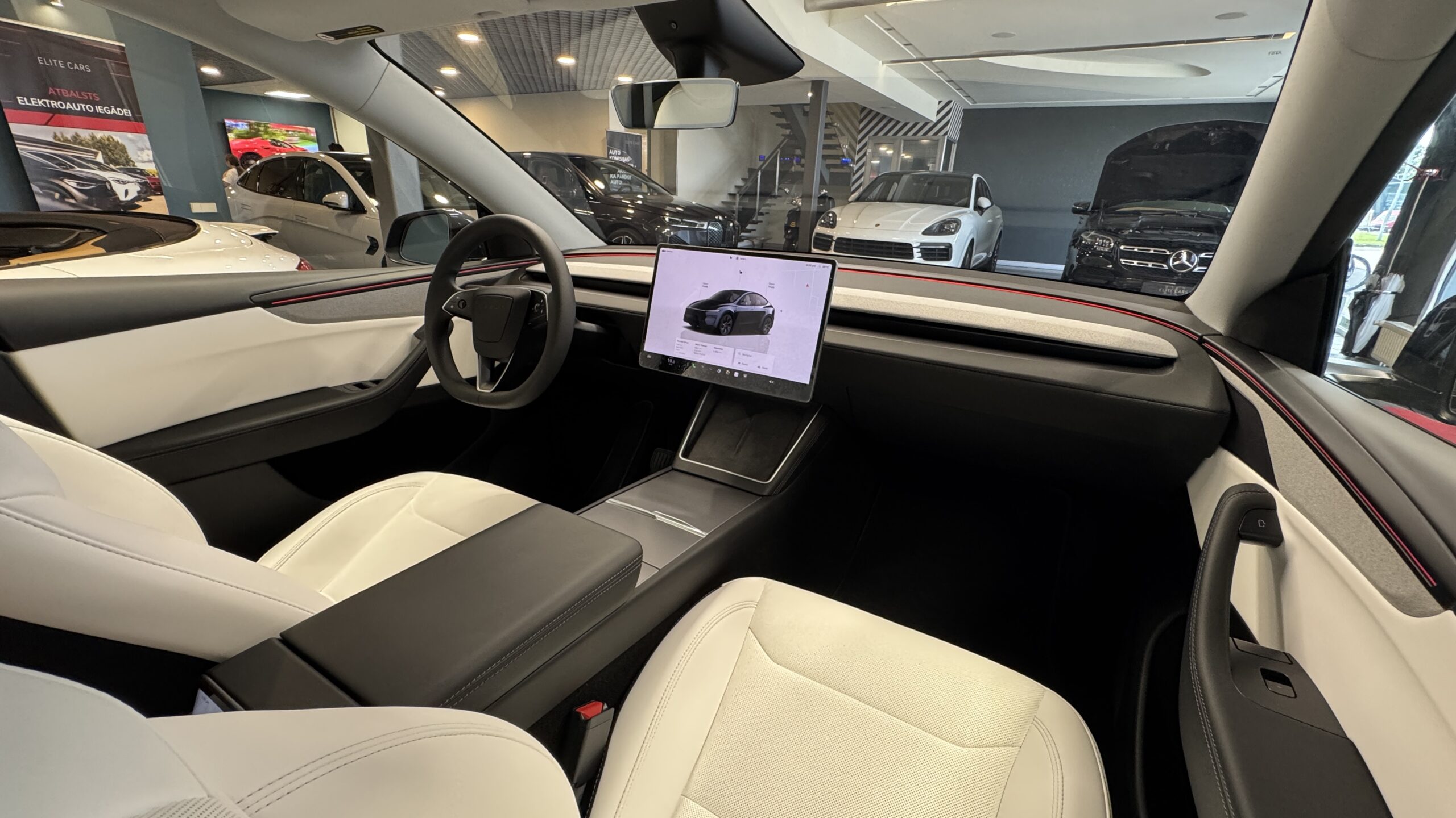 Car image 13