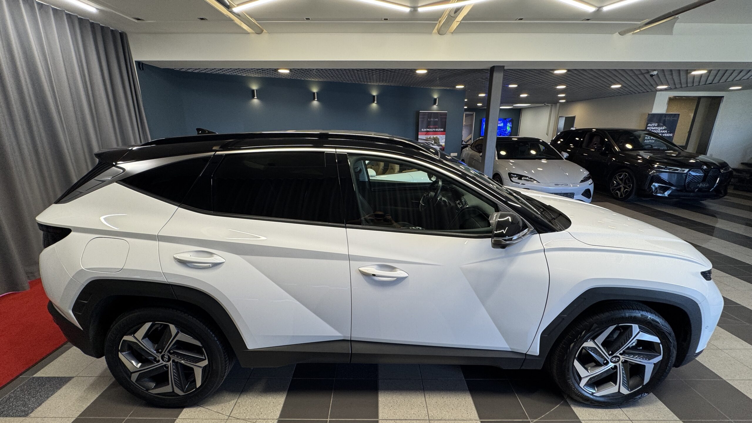 Car image 3