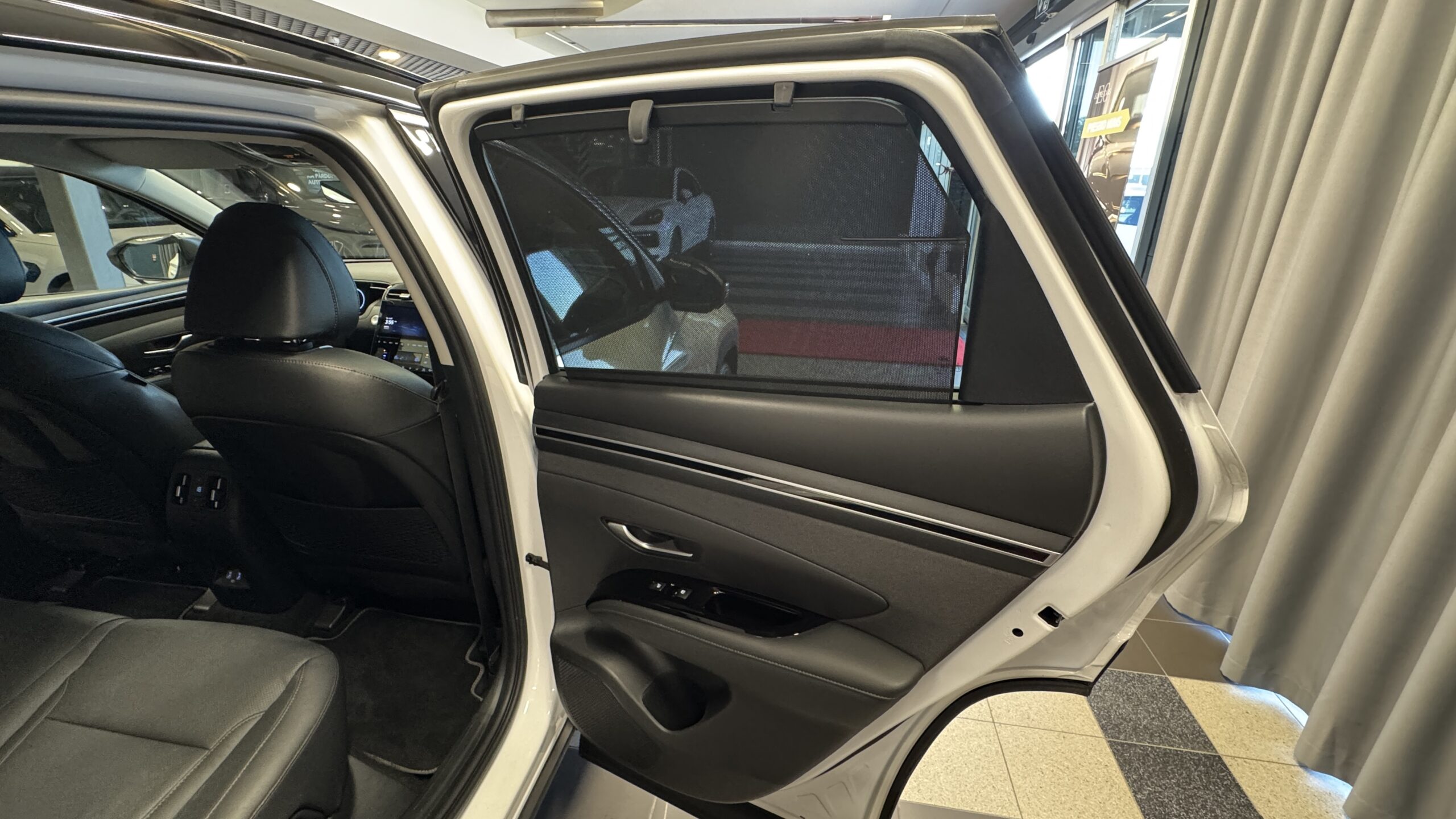 Car image 16