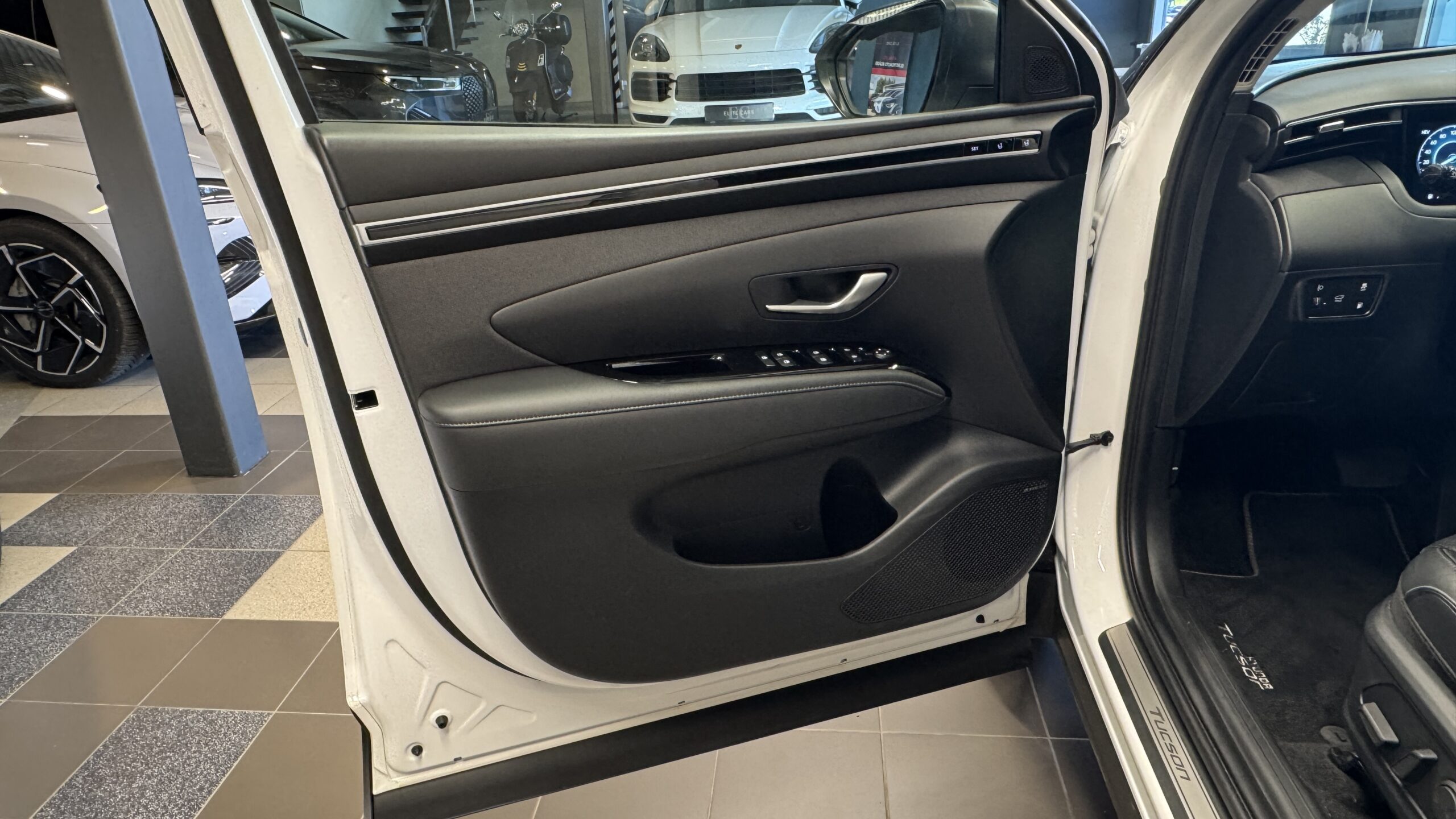 Car image 18