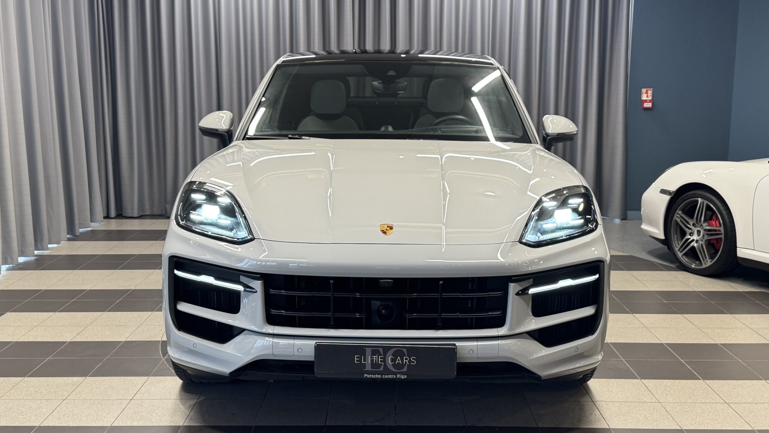 Car image 8