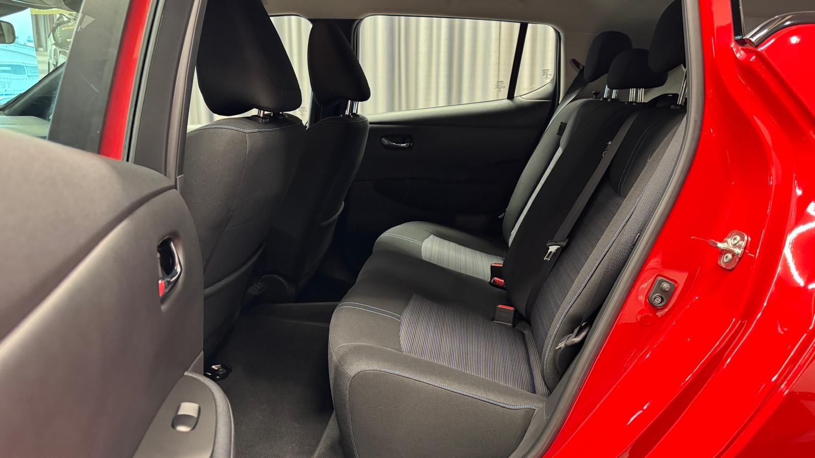 Car image 19