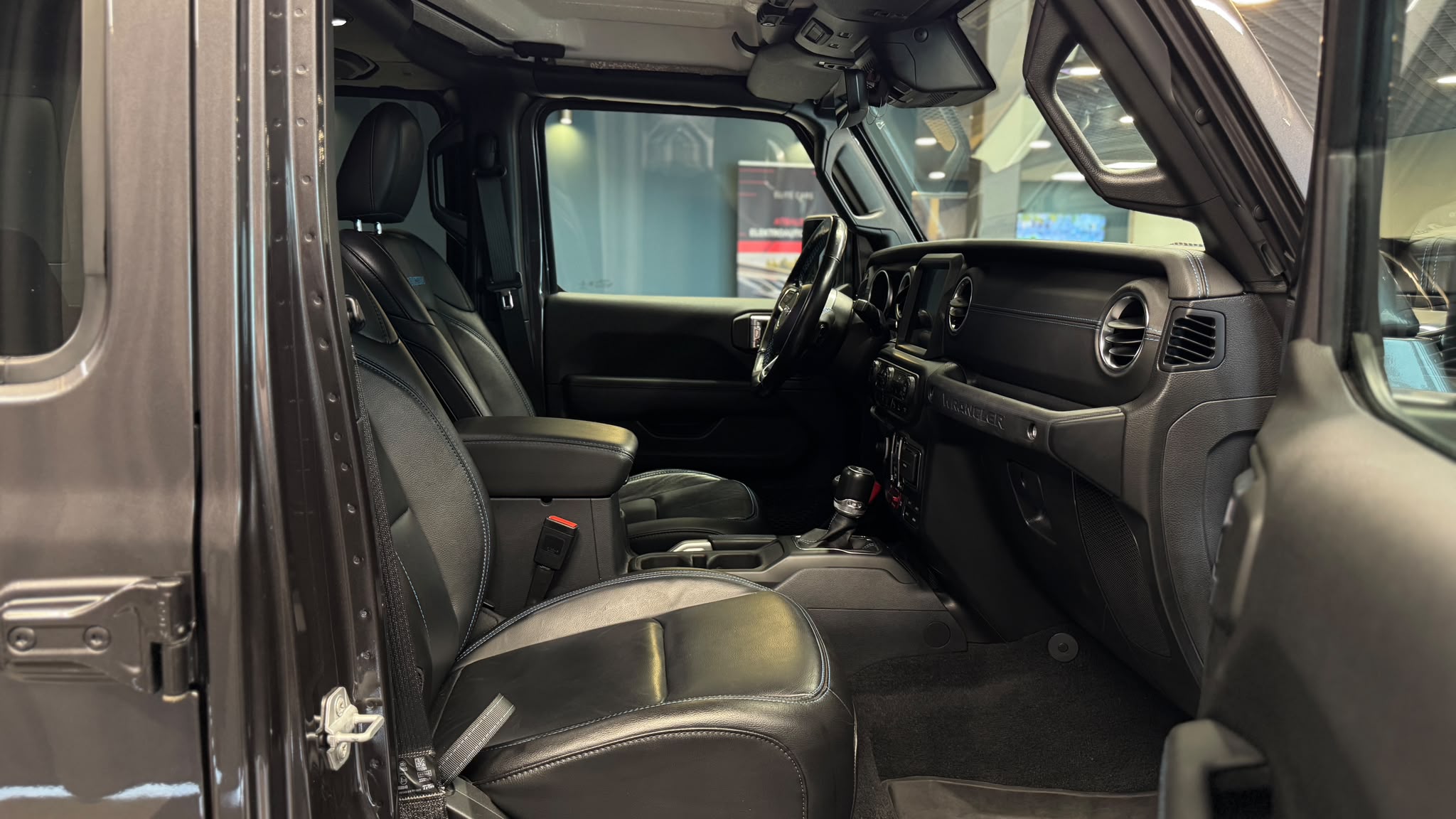 Car image 18