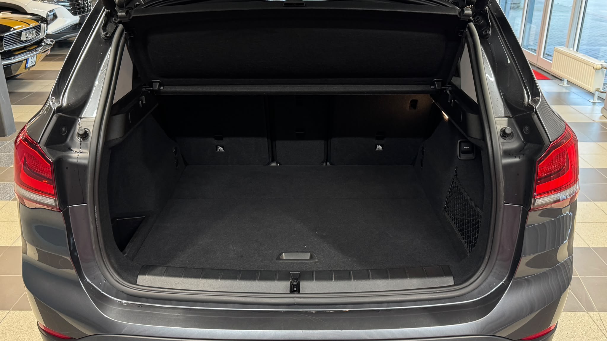 Car image 19