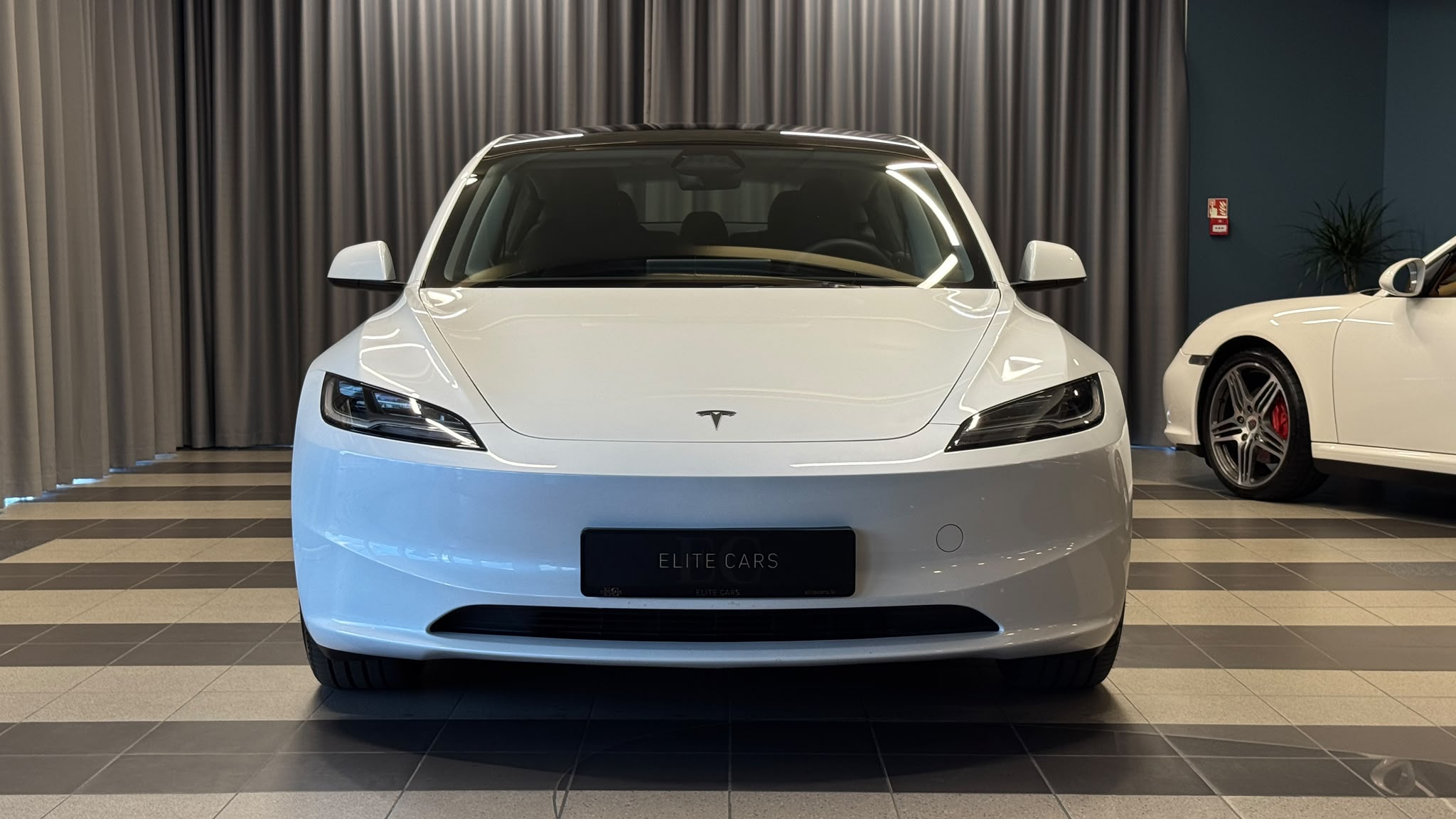 Car image 3