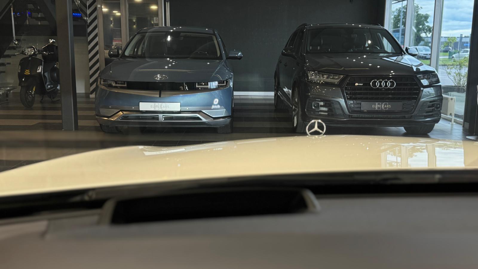 Car image 25