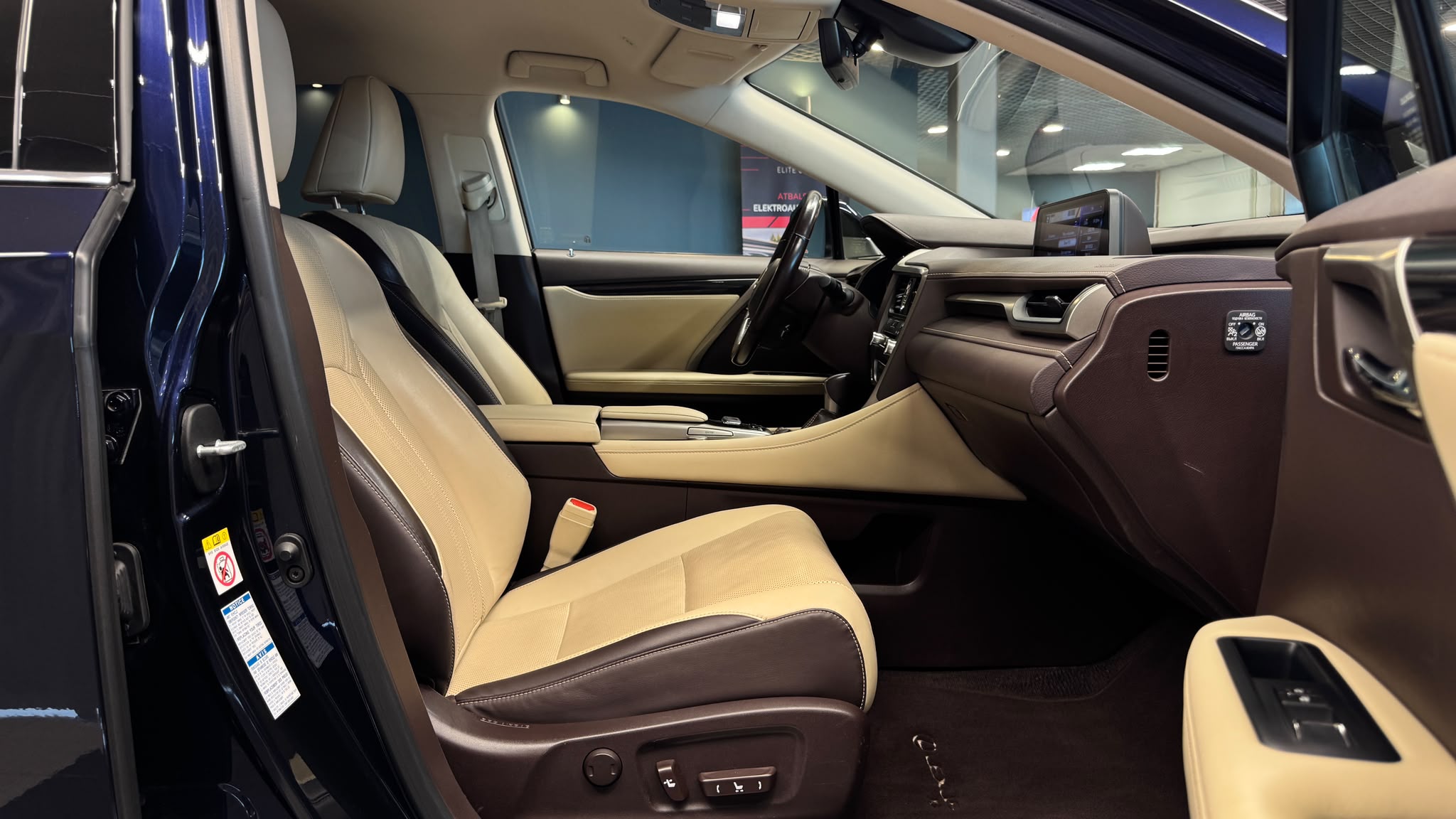 Car image 19