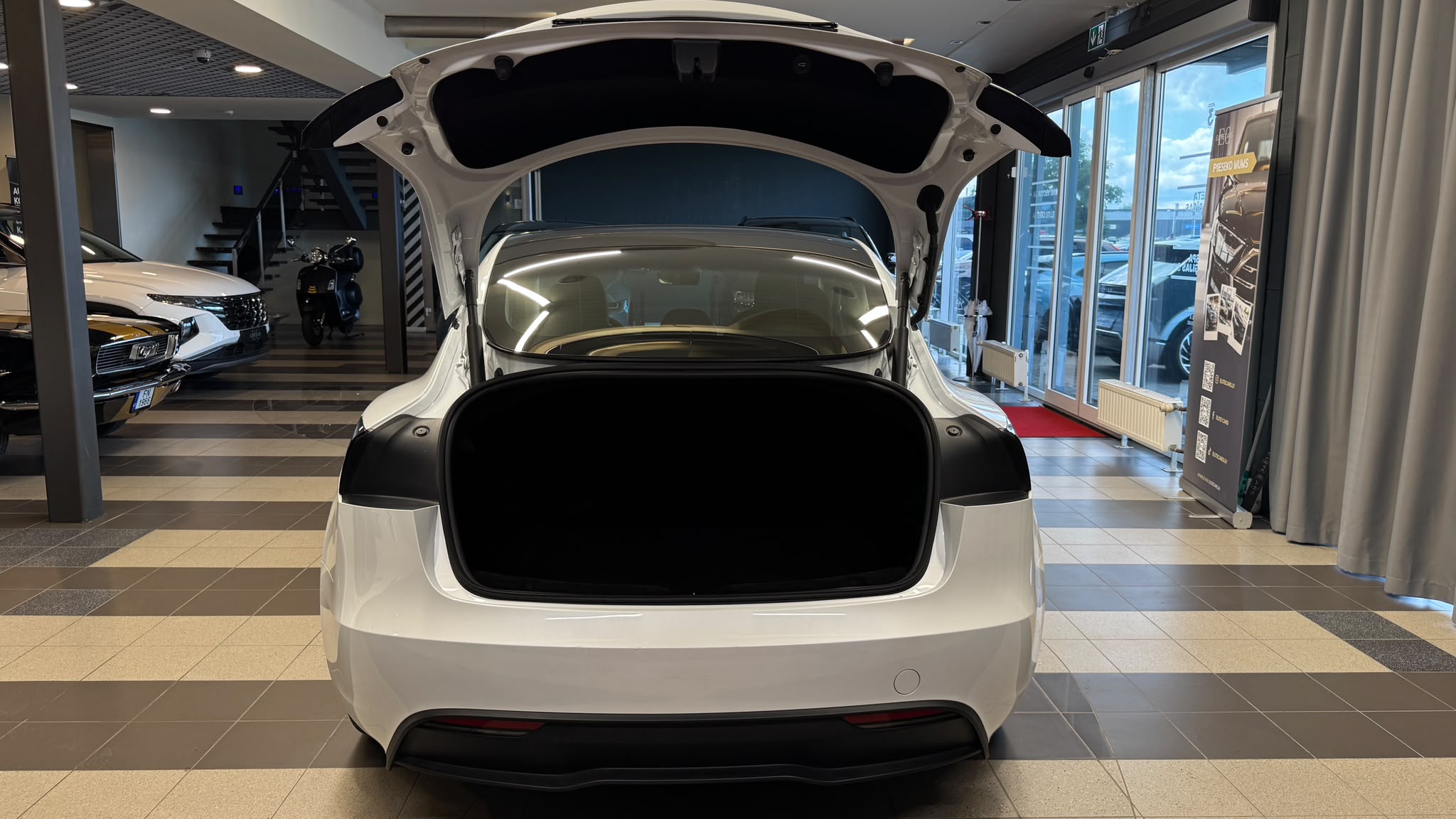 Car image 24
