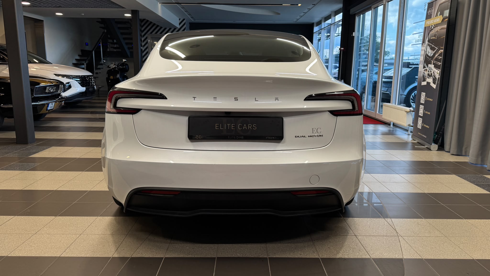 Car image 4