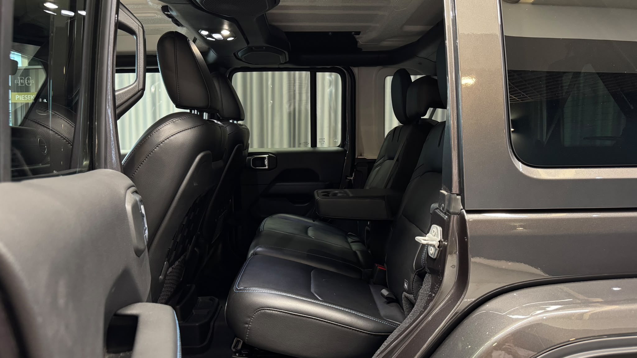 Car image 20