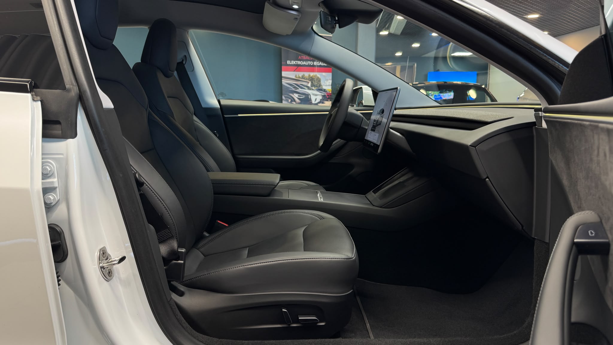 Car image 19